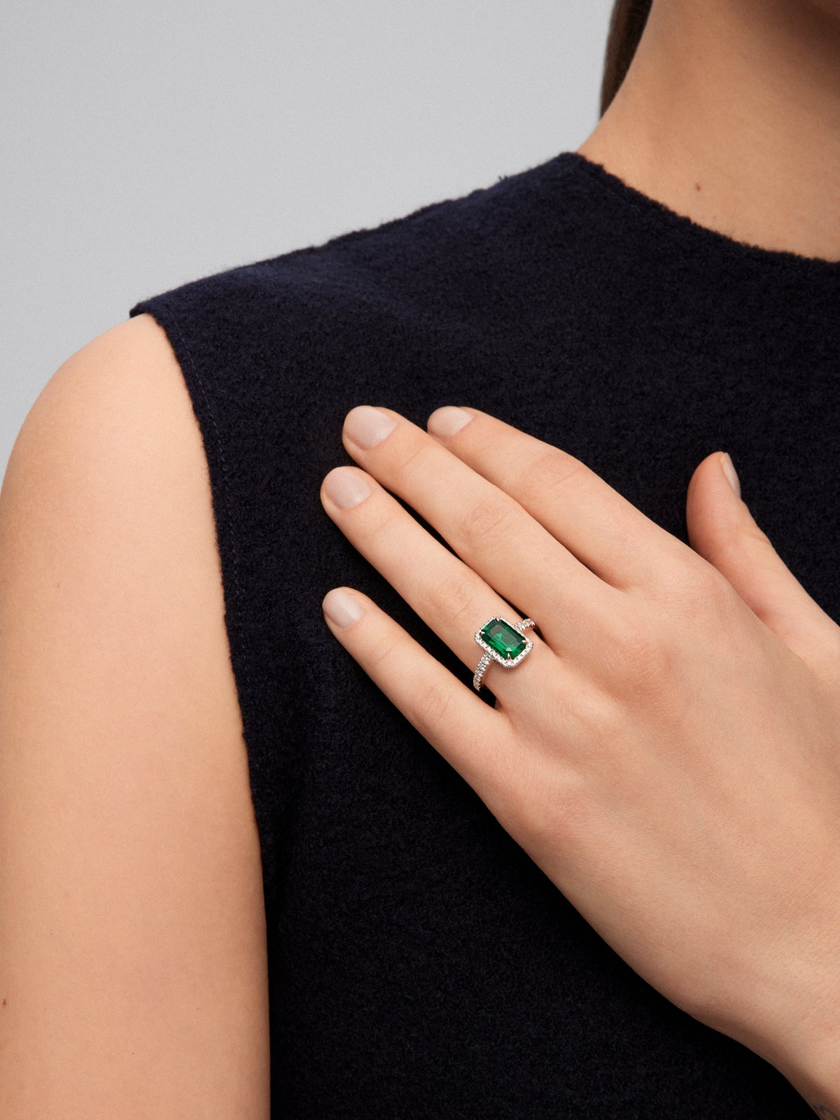 Anillo de oro blanco de 18K con esmeralda verde en talla octogonal de 2,2 cts y 38 diamantes en talla brillante con un total de 0,43 cts