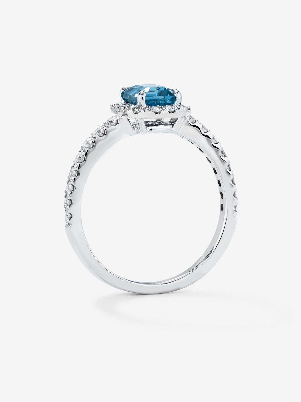 Anillo de oro blanco de 18K con topacio azul london en talla octogonal de 1,22 cts y 30 diamantes en talla brillante con un total de 0,41 cts