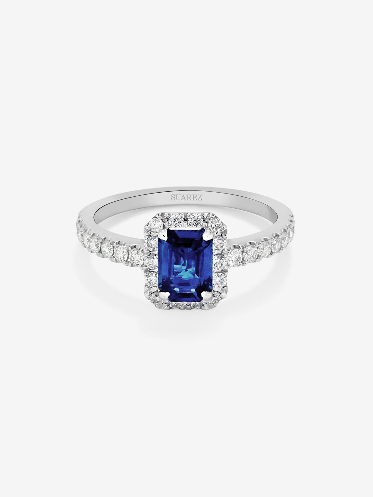 Anillo de oro blanco de 18K con zafiro azul en talla octogonal de 1,12 cts y 30 diamantes en talla brillante con un total de 0,27 cts