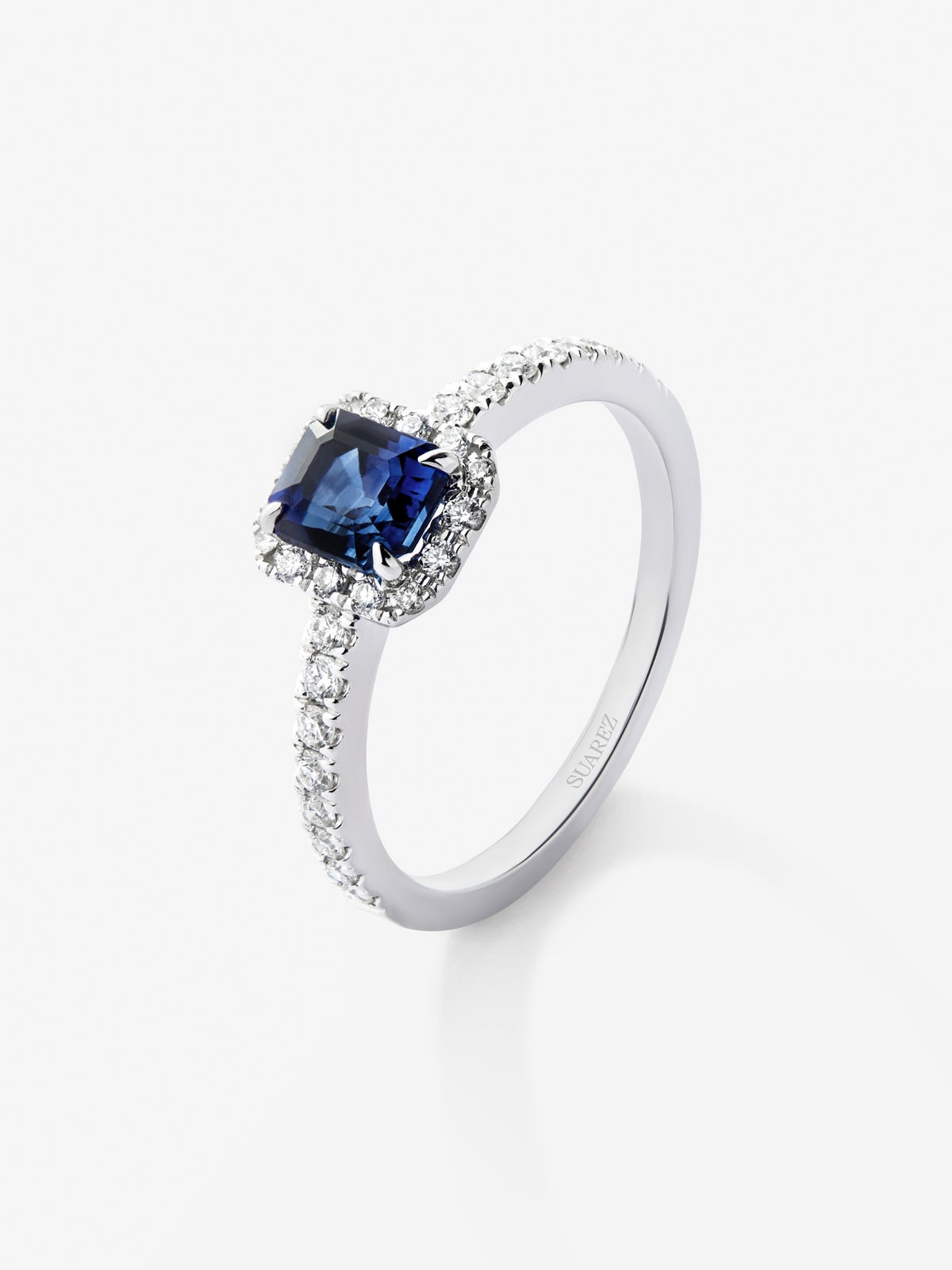 Anillo de oro blanco de 18K con zafiro azul en talla octogonal de 0,91 cts y 30 diamantes en talla brillante con un total de 0,26 cts
