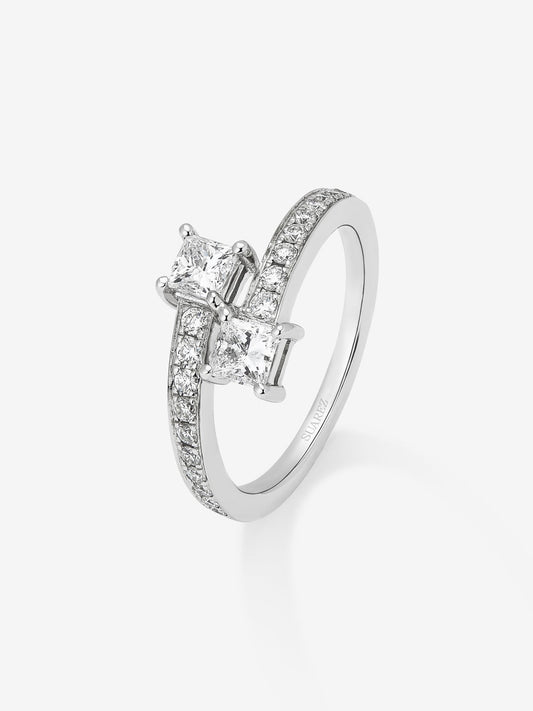 Anillo tú y yo de oro blanco 18K con 2 diamantes centrales en talla princesa y diamantes en los brazos