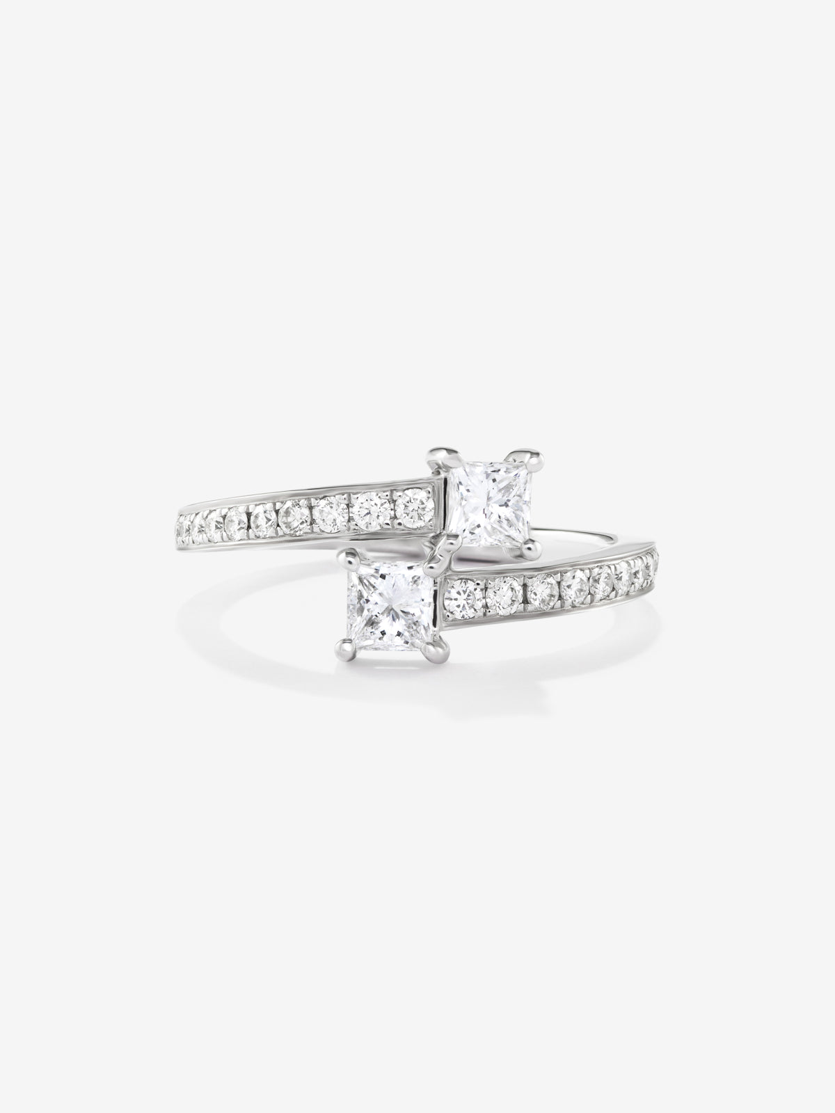 Anillo tú y yo de oro blanco 18K con 2 diamantes centrales en talla princesa y diamantes en los brazos