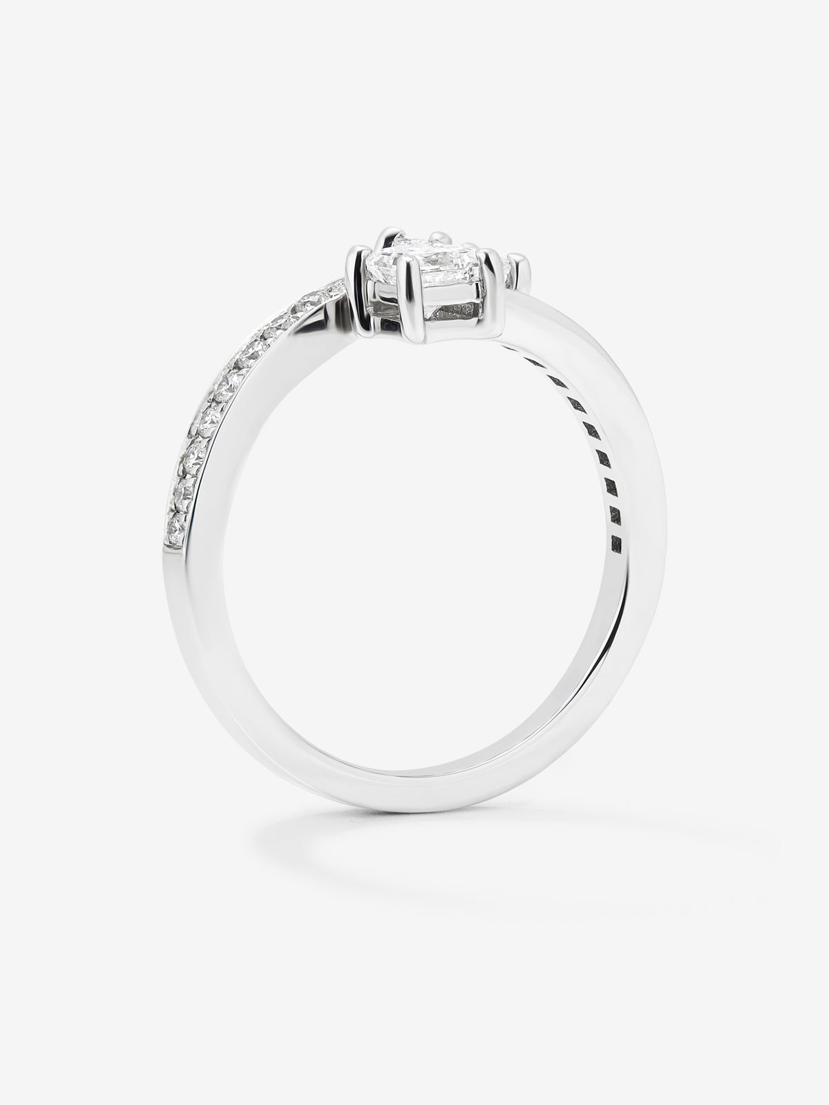 Anillo tú y yo de oro blanco 18K con 2 diamantes centrales en talla princesa y diamantes en los brazos