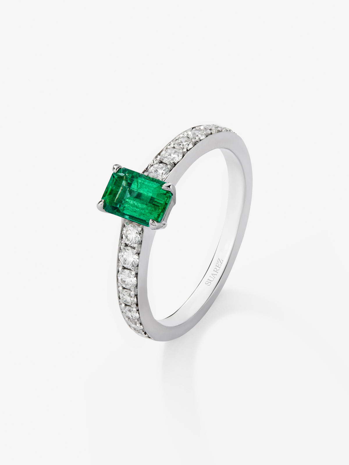 Anillo de oro blanco de 18K con esmeralda verde en talla esmeralda de 0,4 cts y diamantes en talla brillante de 0,18 cts