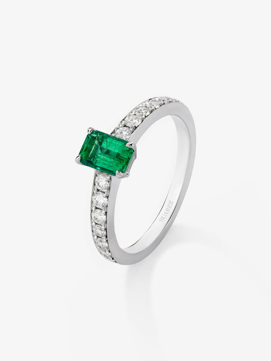 Sortija con esmeralda octogonal de 6x5  de 0.9 ct acompañada de un total de 0,27 ct de diamante