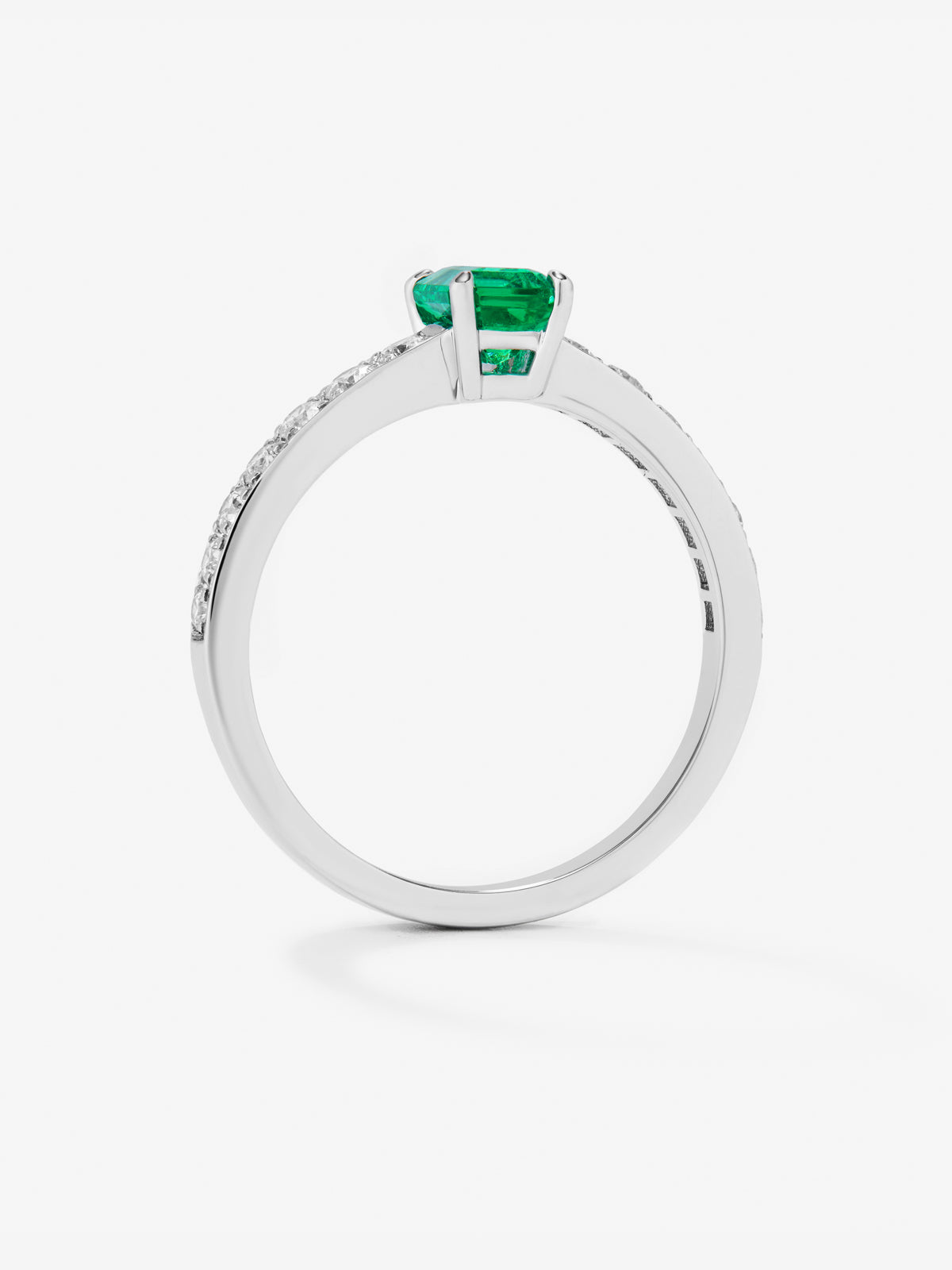 Anillo de oro blanco de 18K con esmeralda verde en talla esmeralda de 0,4 cts y diamantes en talla brillante de 0,18 cts