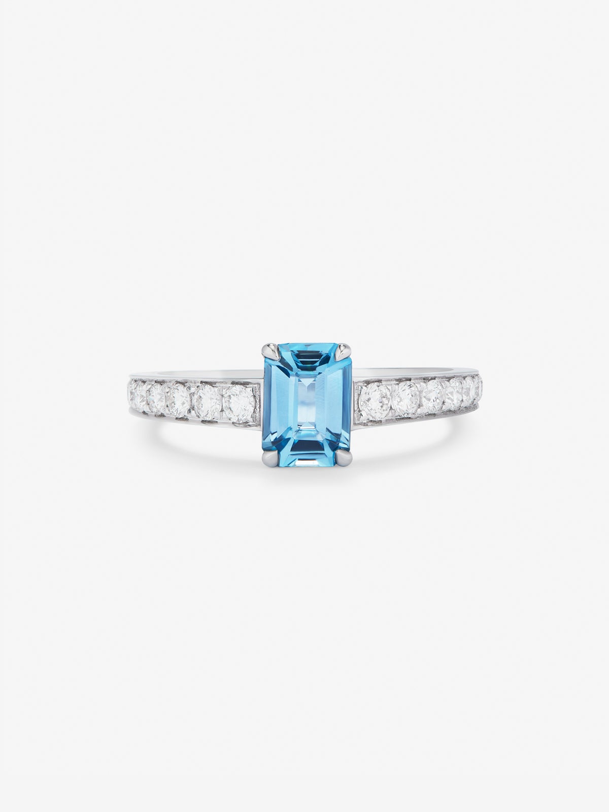 Anillo de oro blanco de 18K con topacio azul london en talla octogonal de 1,17 cts y 14 diamantes en talla brillante con un total de 0,35 cts