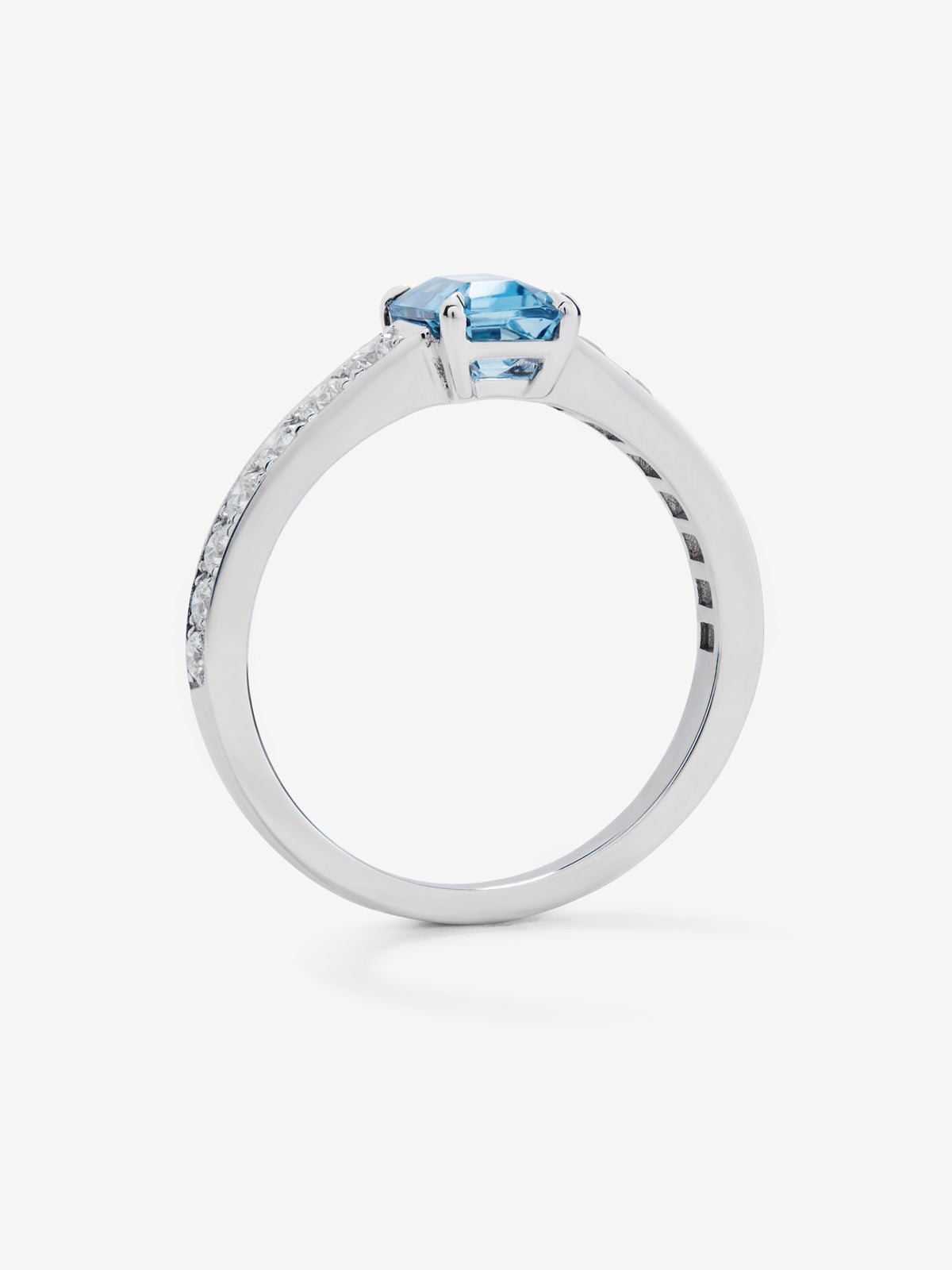 Anillo de oro blanco de 18K con topacio azul london en talla octogonal de 1,17 cts y 14 diamantes en talla brillante con un total de 0,35 cts