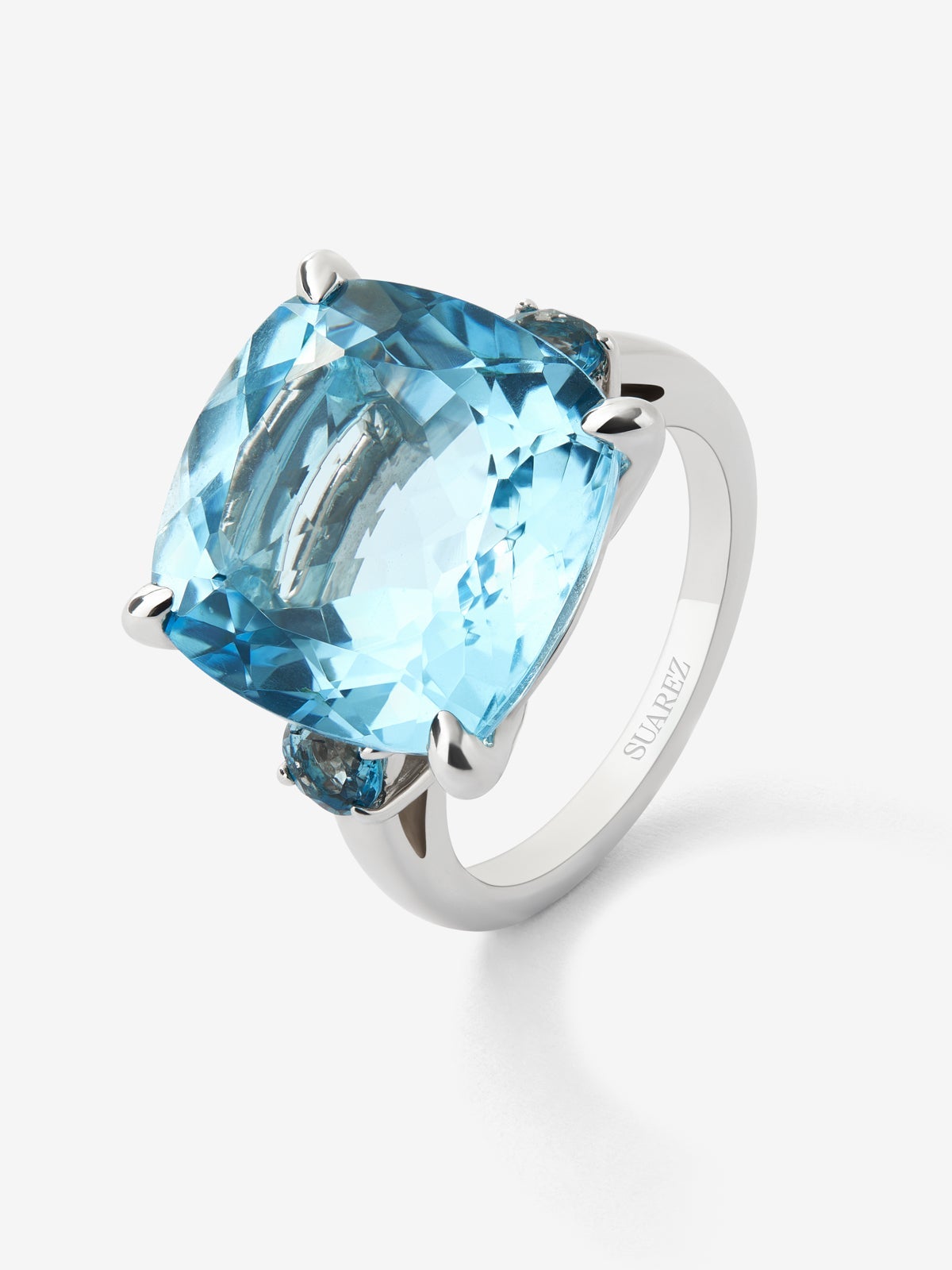 Anillo de plata 925 con topacio azul sky en talla cushion de 16,90 cts y 2 topacios azul london en talla brillante con un total de 0,27 cts