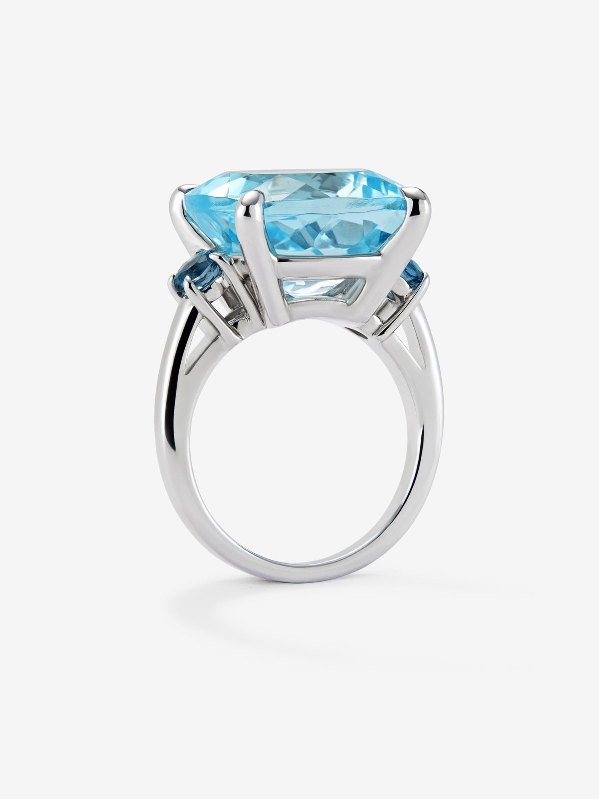 Anillo de plata 925 con topacio azul sky en talla cushion de 16,90 cts y 2 topacios azul london en talla brillante con un total de 0,27 cts
