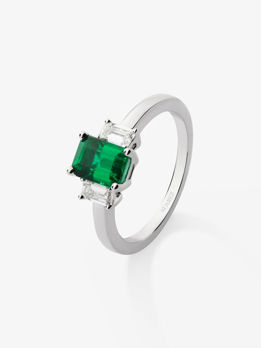 Anillo tresillo de oro blanco de 18K con esmeralda en talla octogonal de 0,52 cts y 2 diamantes en talla esmeralda con un total de 0,35 cts