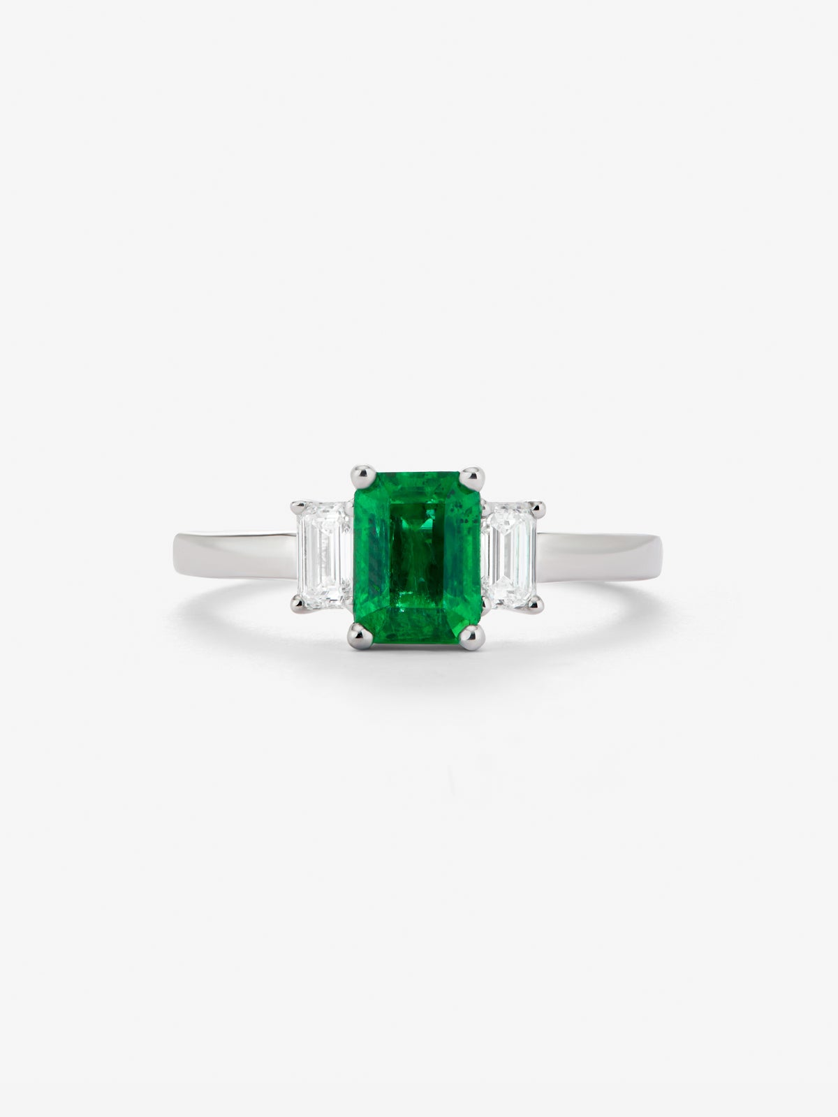 Anillo tresillo de oro blanco de 18K con esmeralda en talla octogonal de 0,52 cts y 2 diamantes en talla esmeralda con un total de 0,35 cts