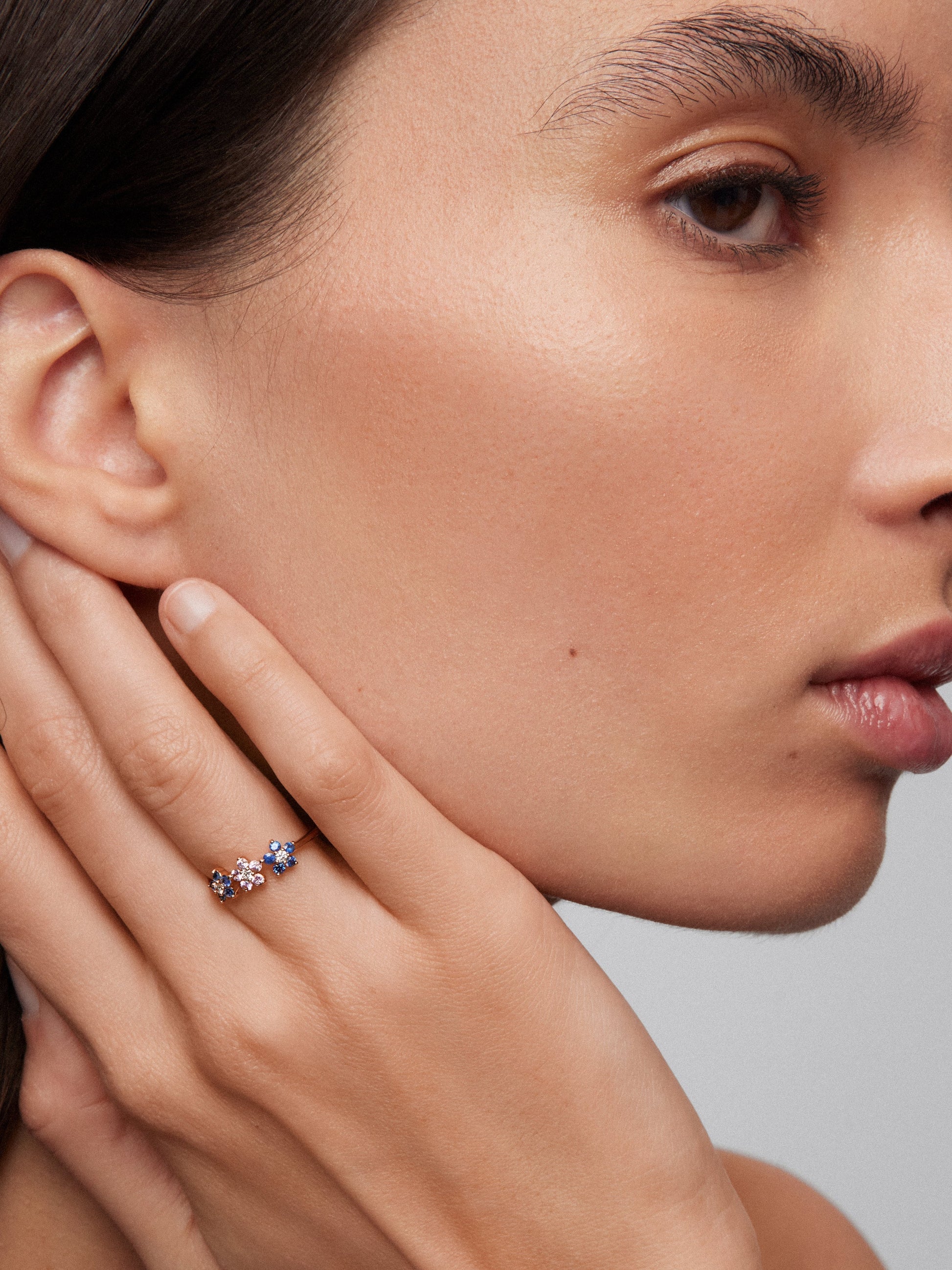 Anillo flores de oro rosa de 18kt con diamante y zafiros