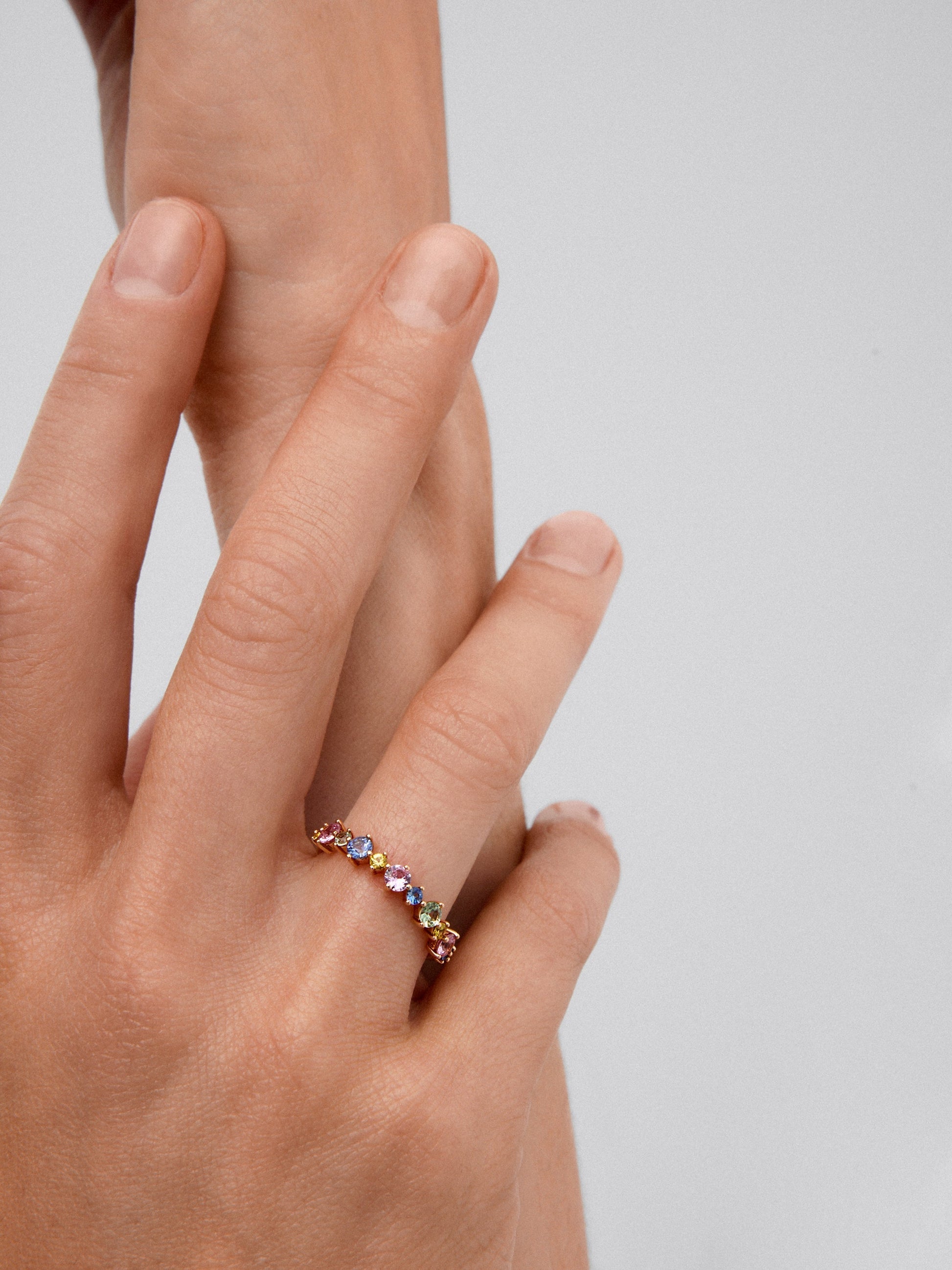 Anillo de oro rosa de 18K con zafiro multicolor