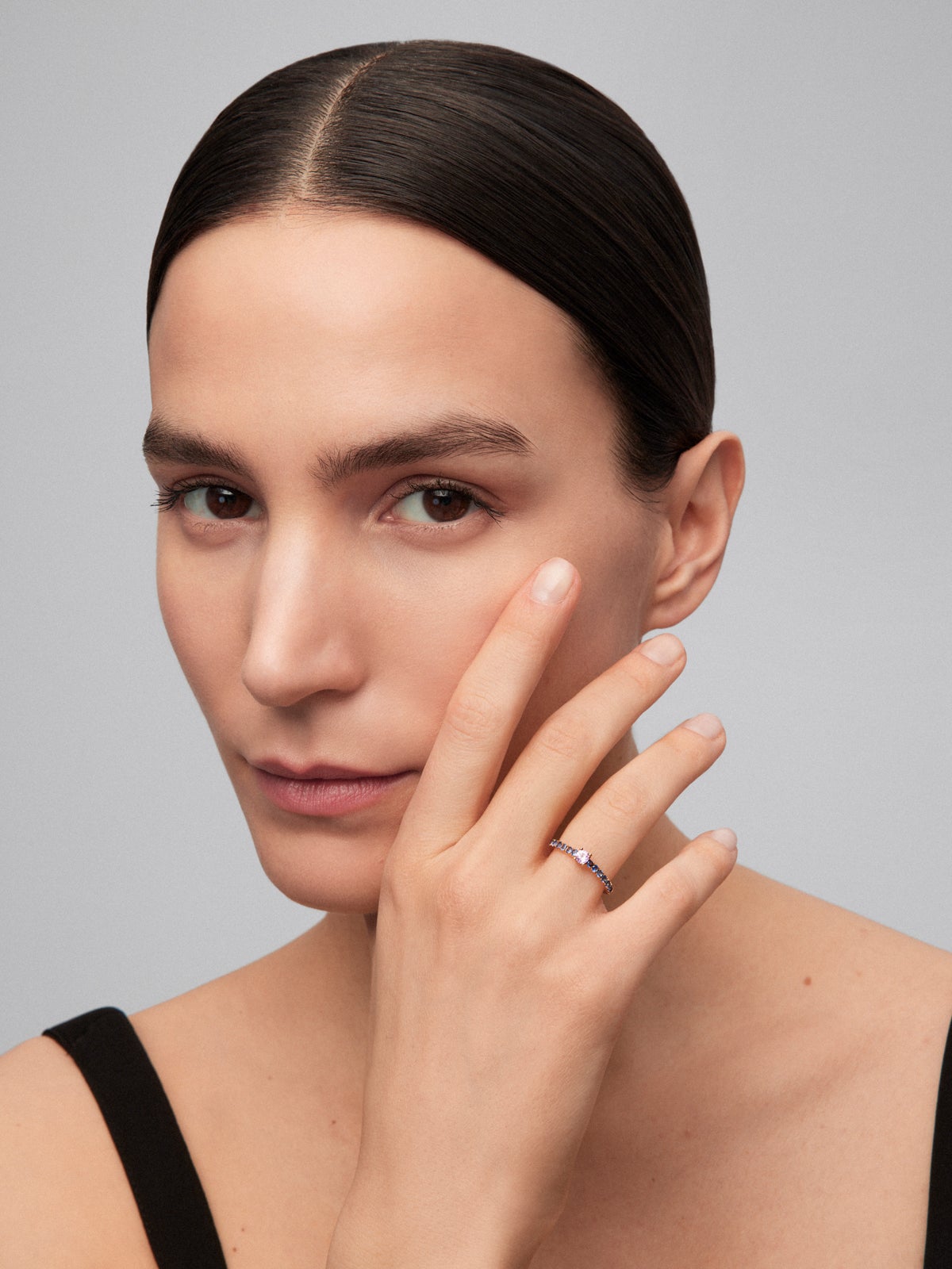 Anillo de oro rosa de 18K con zafiros multicolor