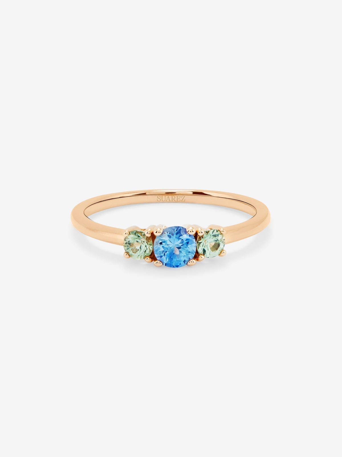 Anillo tresillo de oro rosa de 18K con zafiro azul y 2 zafiros verdes en talla brillante con un total de 0,55 cts