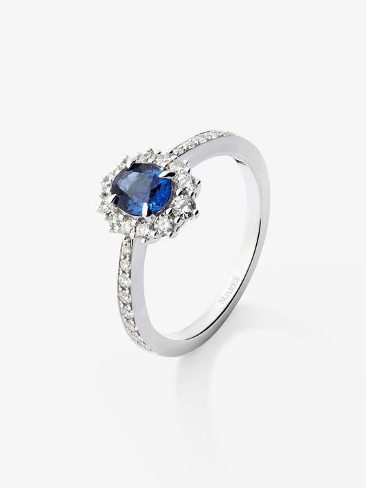 Anillo de oro blanco de 18K con zafiro azul en talla oval de 0,86 cts y 28 diamantes en talla brillante con un total de 0,43 cts