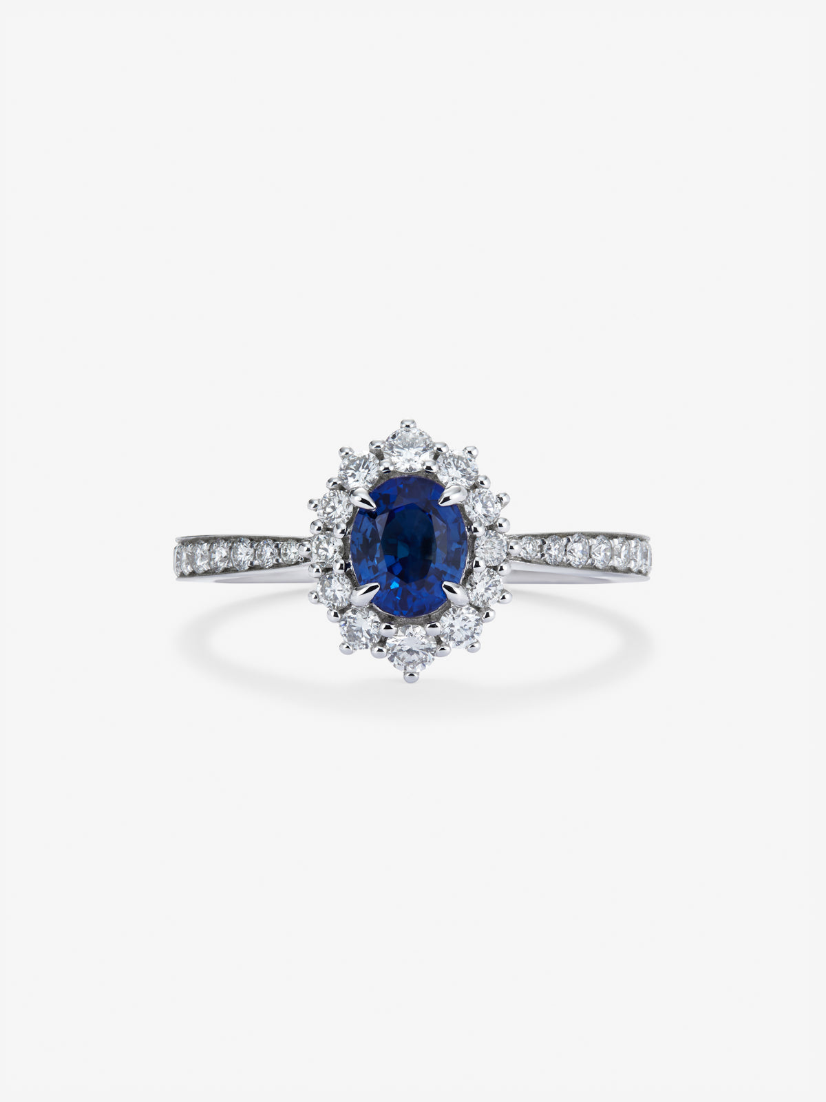 Anillo de oro blanco de 18K con zafiro azul en talla oval de 0,86 cts y 28 diamantes en talla brillante con un total de 0,43 cts