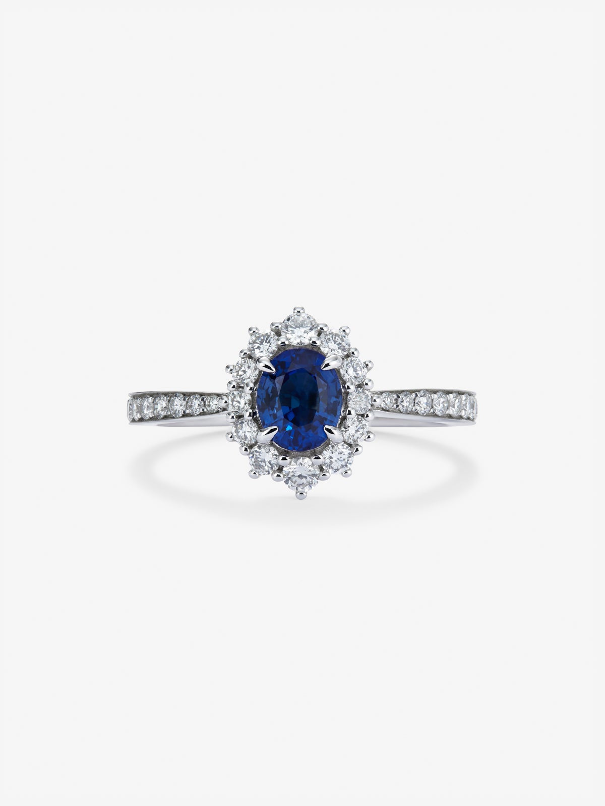 Anillo de oro blanco de 18K con zafiro azul en talla oval de 0,86 cts y 28 diamantes en talla brillante con un total de 0,43 cts
