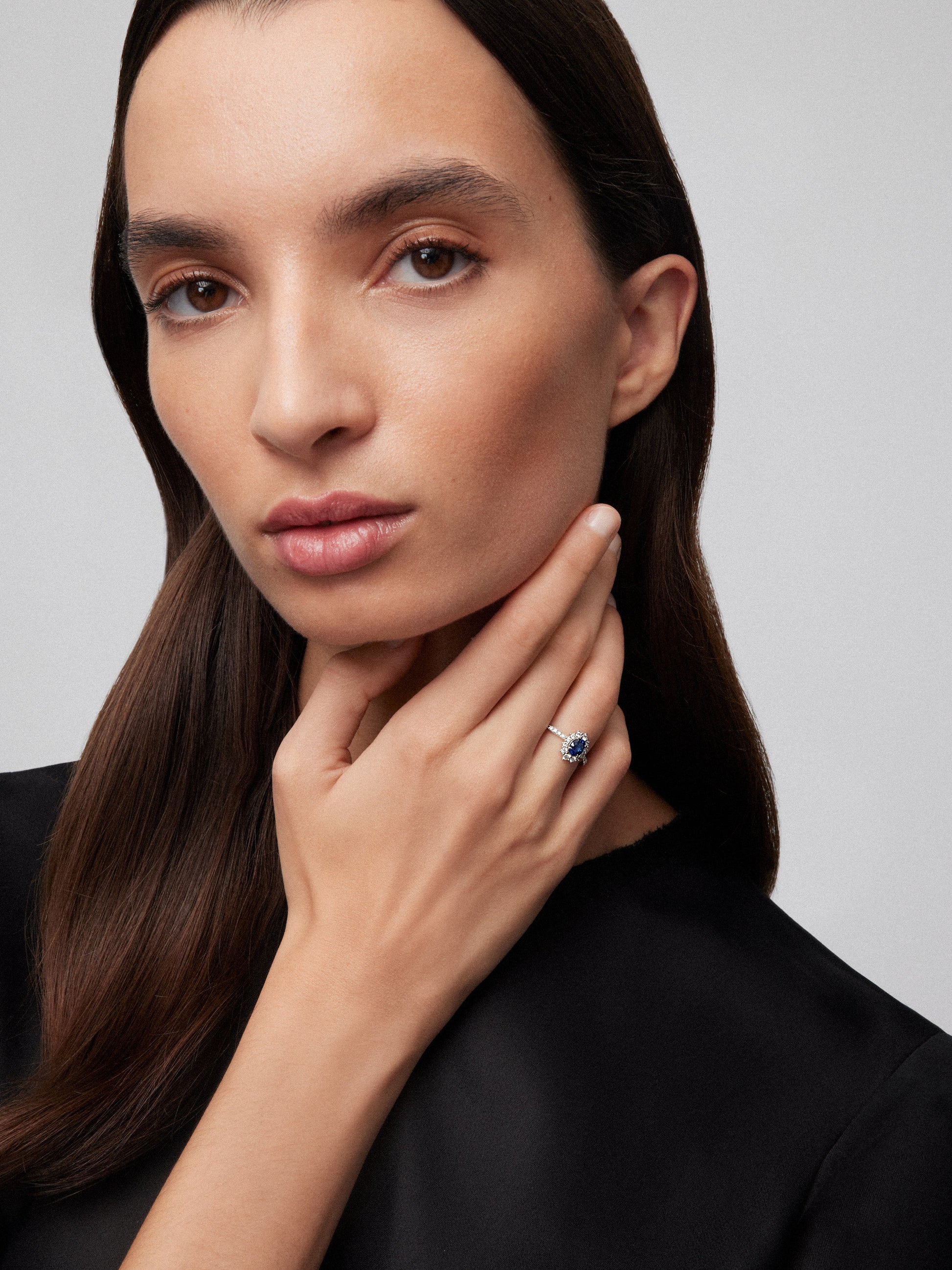 Anillo de oro blanco de 18K con zafiro azul en talla oval de 0,86 cts y 28 diamantes en talla brillante con un total de 0,43 cts