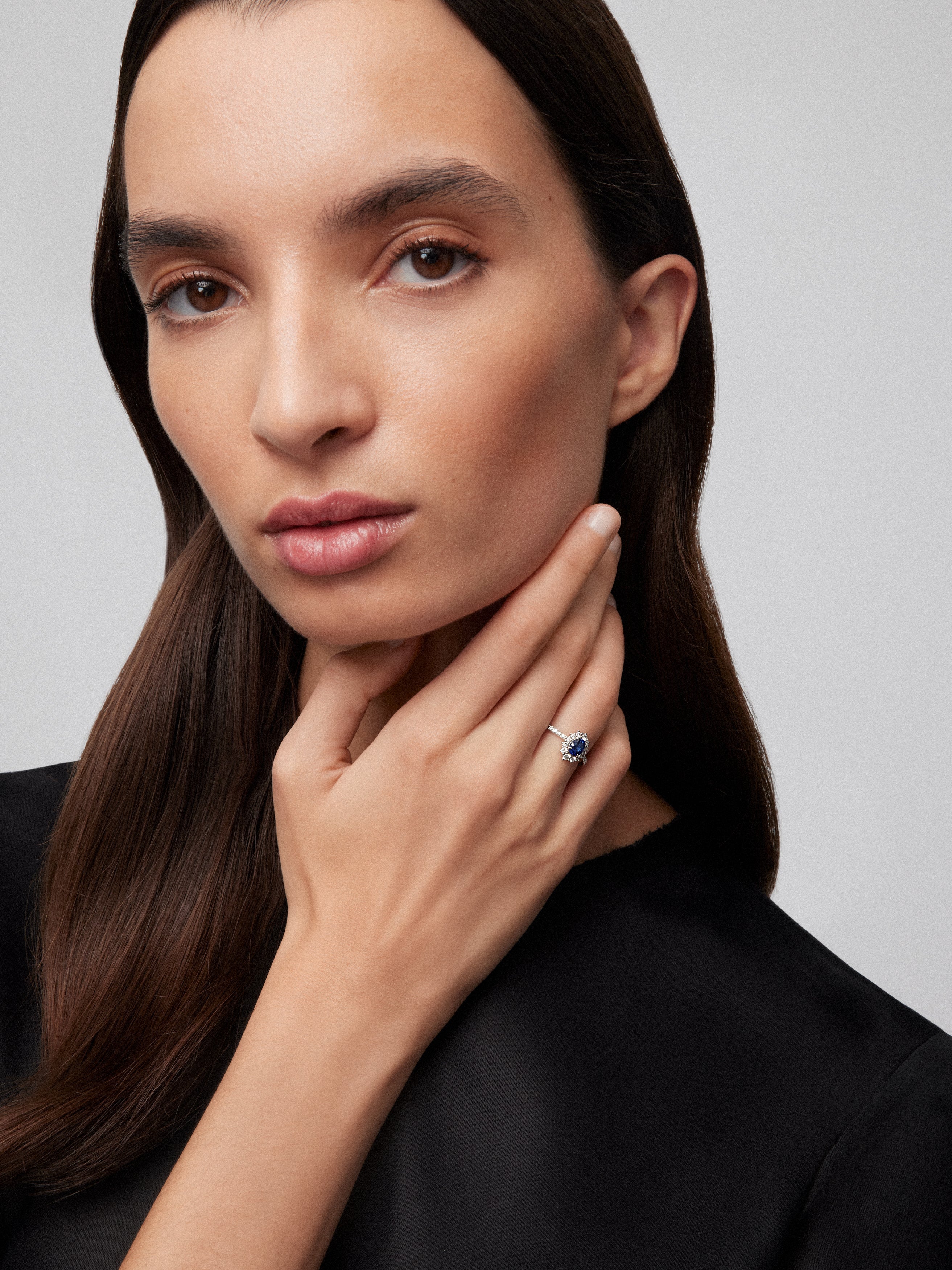 Anillo de oro blanco de 18K con zafiro azul en talla oval de 0,86 cts y 28 diamantes en talla brillante con un total de 0,43 cts