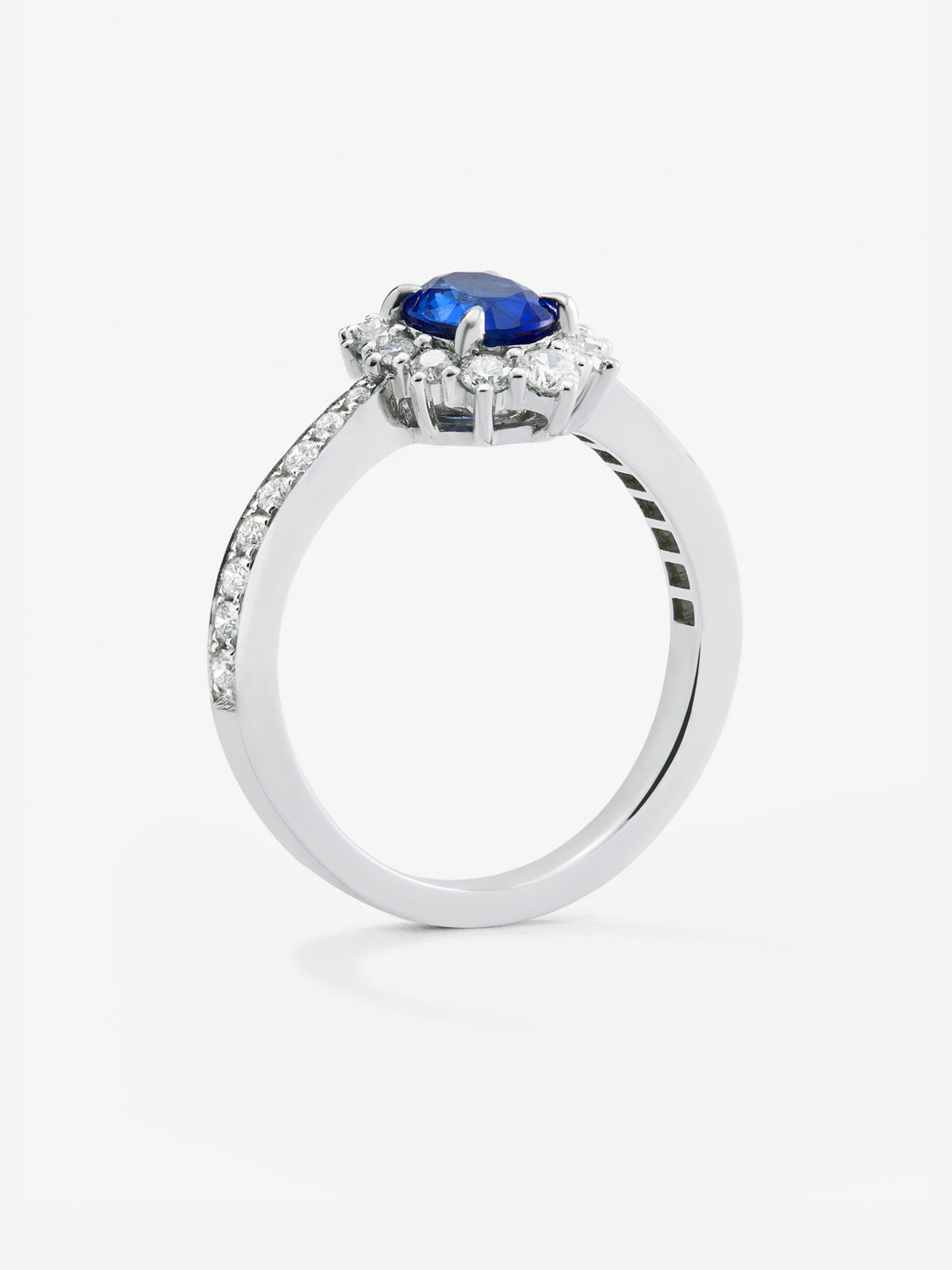 Anillo de oro blanco de 18K con zafiro azul en talla oval de 0,86 cts y 28 diamantes en talla brillante con un total de 0,43 cts