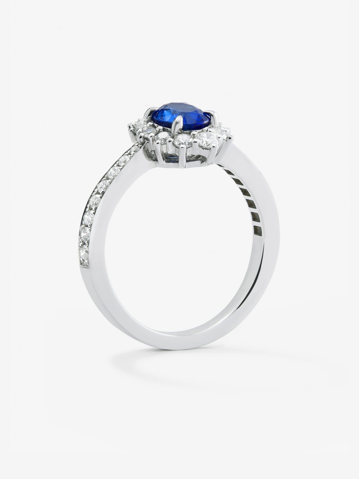 Anillo de oro blanco de 18K con zafiro azul en talla oval de 0,86 cts y 28 diamantes en talla brillante con un total de 0,43 cts