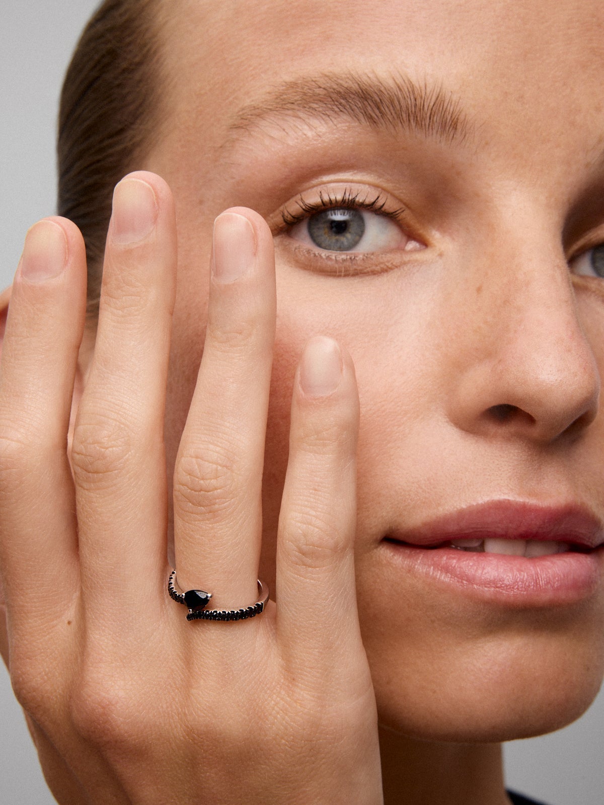 Anillo abierto de plata 925 con 19 espinelas en talla pera y brillante