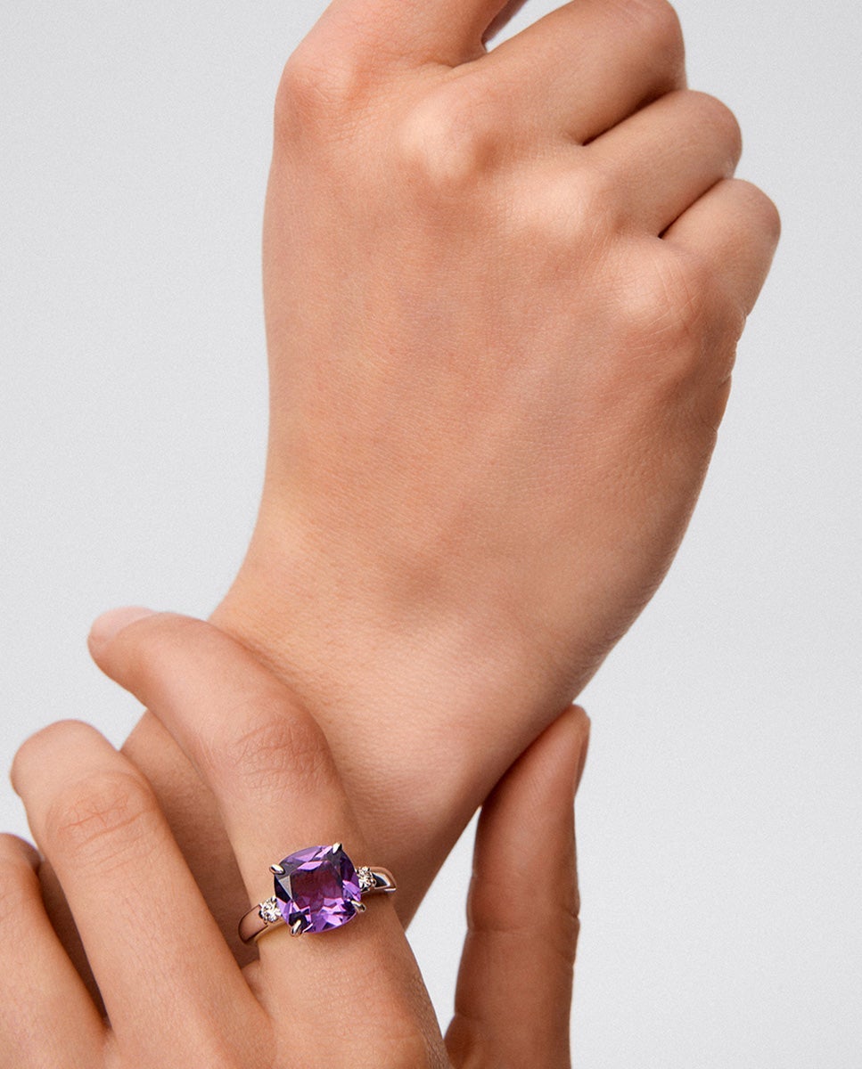 Anillo tresillo de plata 925 con amatista y diamantes