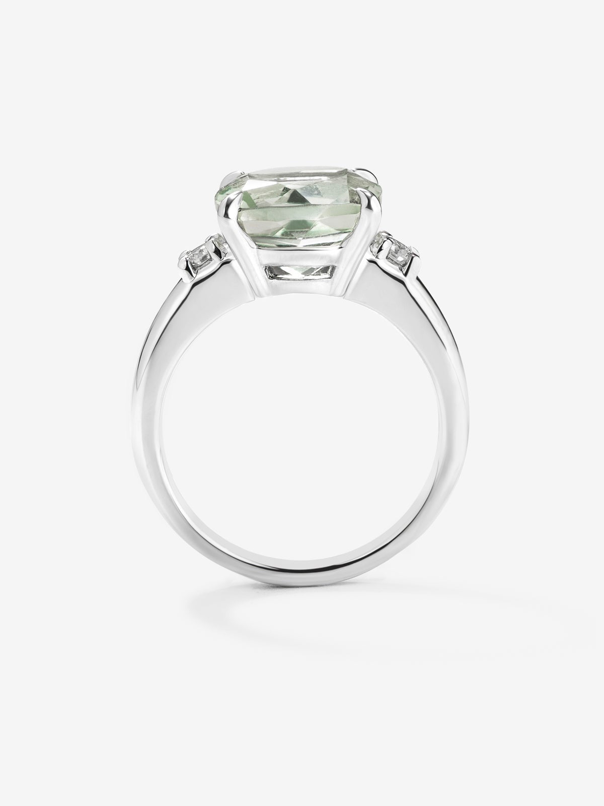 Anillo tresillo de plata 925 con amatista verde en talla cushion de 3,95 cts y 2 diamantes en talla brillante con un total de 0,12 cts