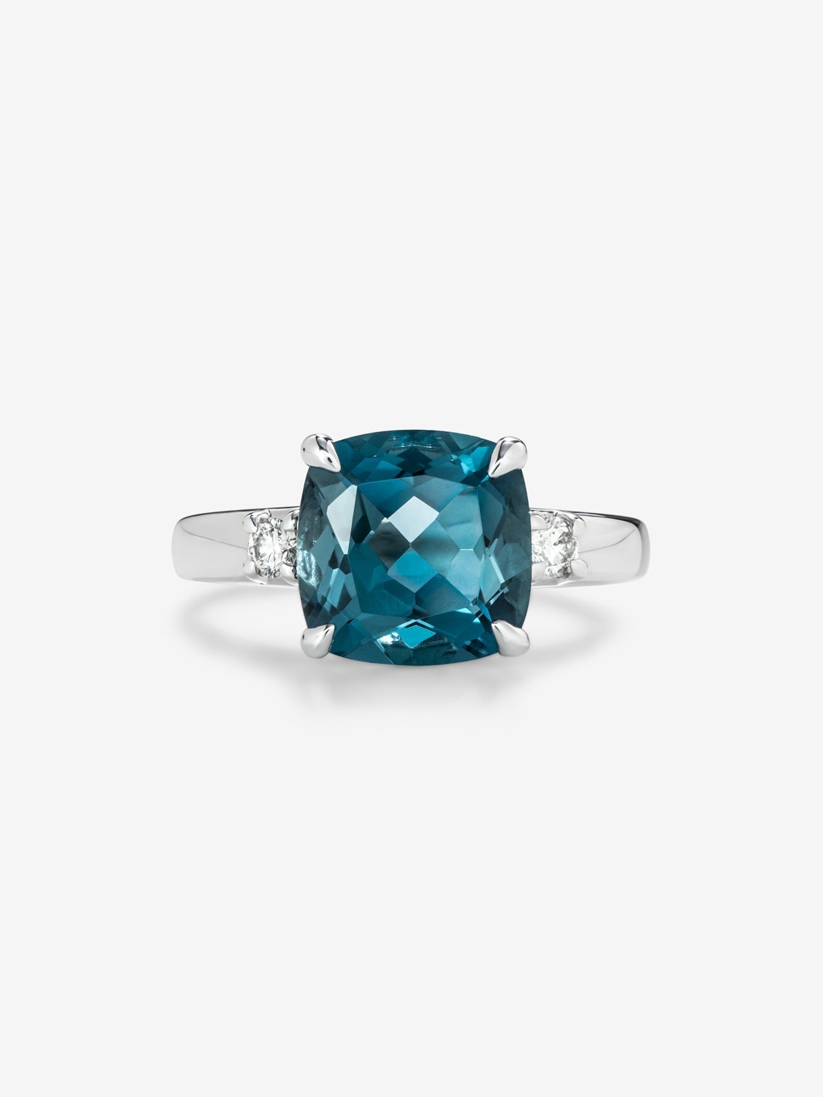 Anillo tresillo de plata 925 con topacio azul london en talla cushion de 5,08 cts y 2 diamantes en talla brillante con un total de 0,12 cts