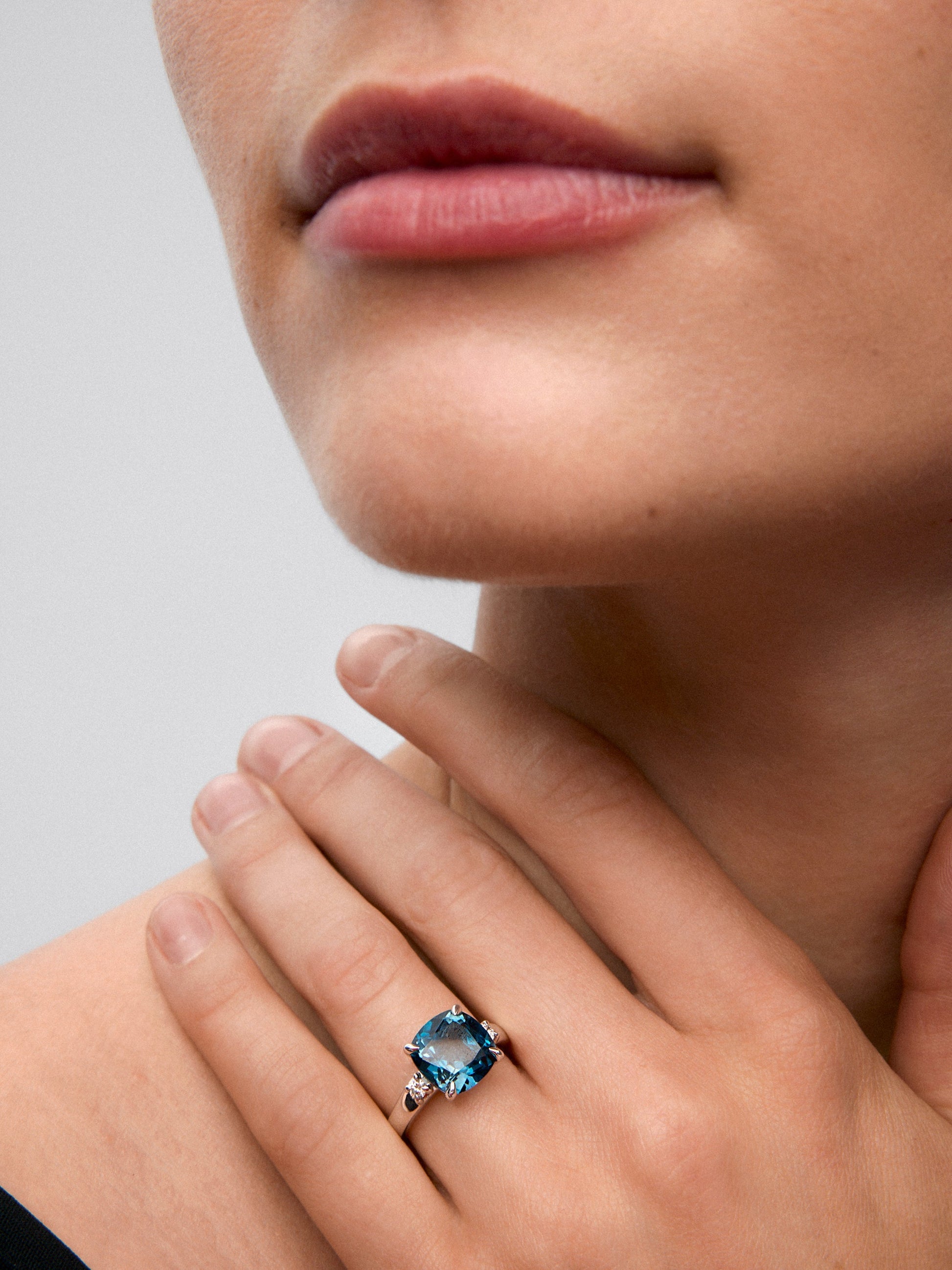 Anillo tresillo de plata 925 con topacio azul london en talla cushion de 5,08 cts y 2 diamantes en talla brillante con un total de 0,12 cts