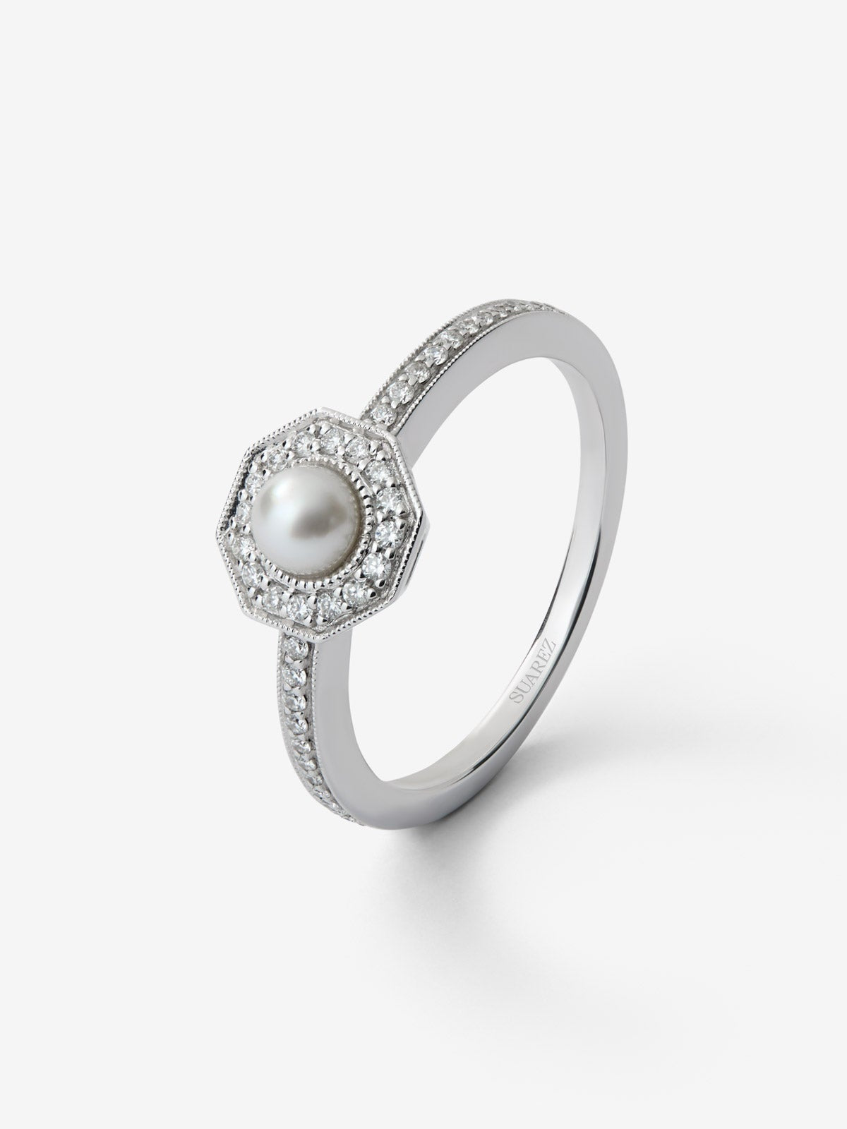 Anillo de oro blanco de 18K con perla australiana y 40 diamantes en talla brillante con un total de 0,14 cts