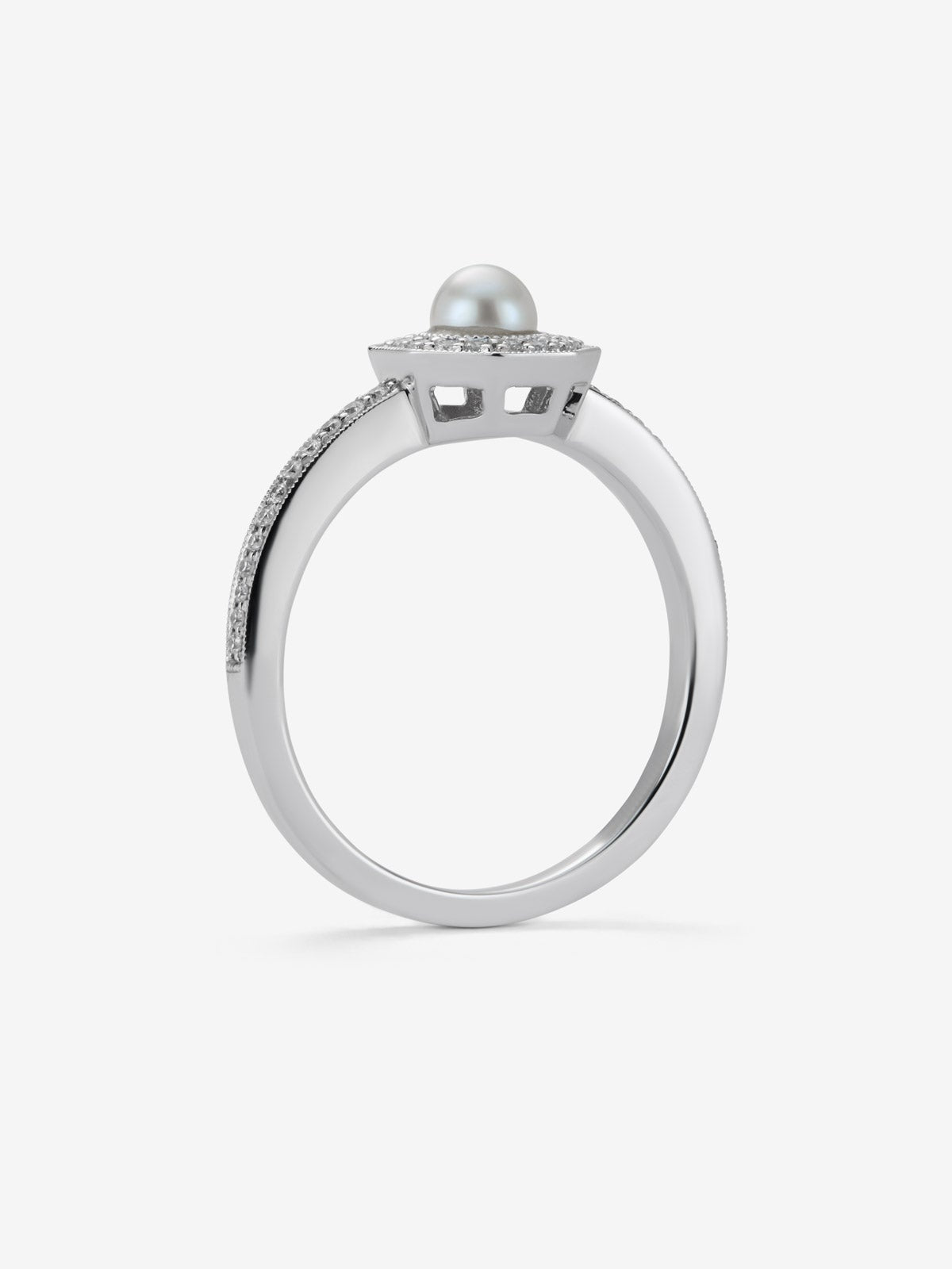 Anillo de oro blanco de 18K con perla australiana y 40 diamantes en talla brillante con un total de 0,14 cts