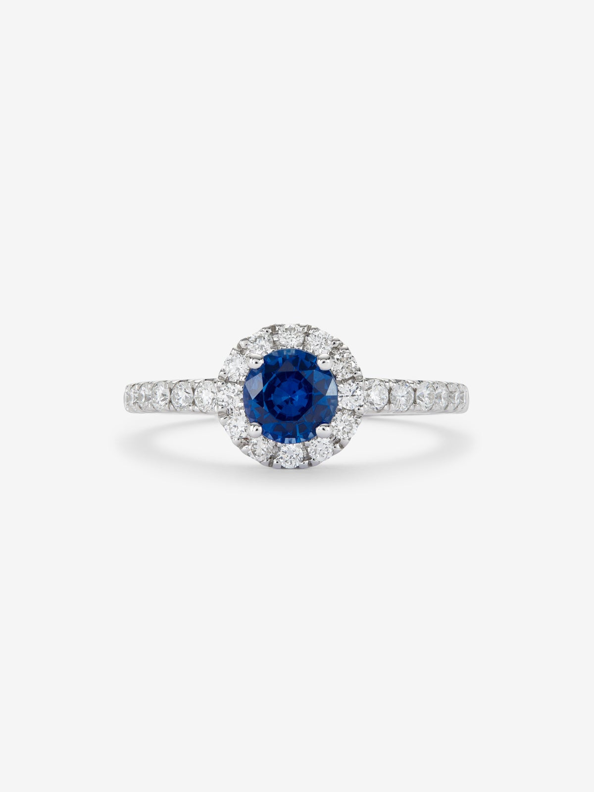 Anillo de oro blanco de 18K con zafiro azul en talla brillante de 0,82 cts y diamantes en talla brillante con un total de 0,42 cts
