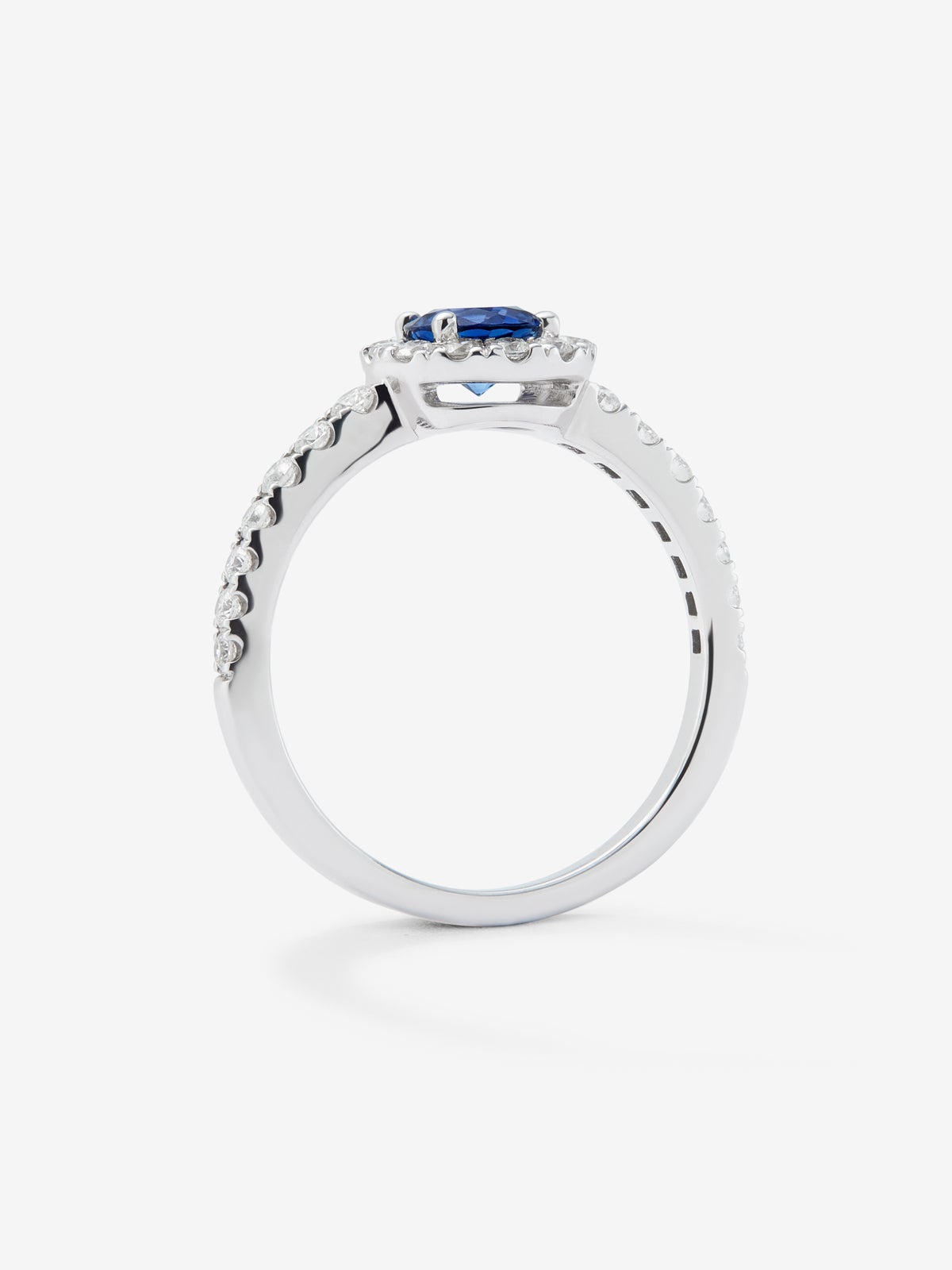Anillo de oro blanco de 18K con zafiro azul en talla brillante de 0,82 cts y diamantes en talla brillante con un total de 0,42 cts