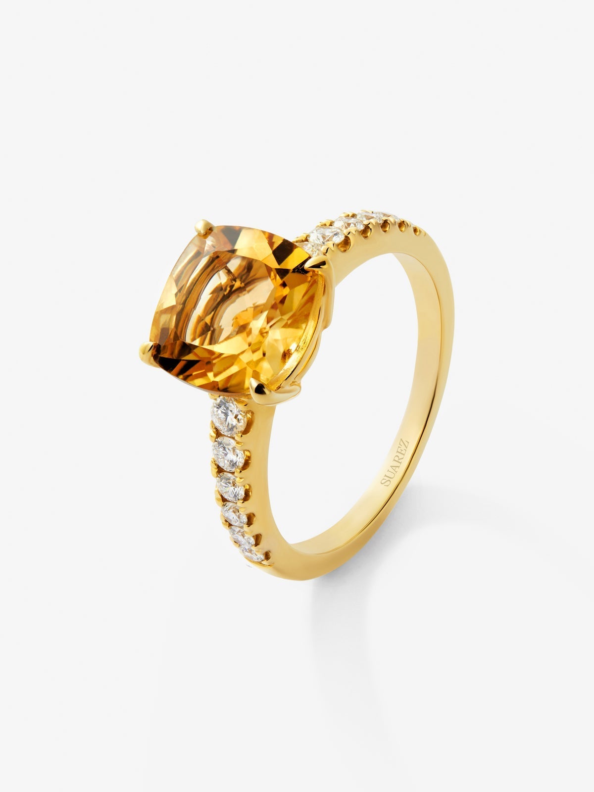 Anillo de oro amarillo de 18K con cuarzo citrino en talla cushion de 2,7 cts y 12 diamantes en talla brillante con un total de 0,3 cts