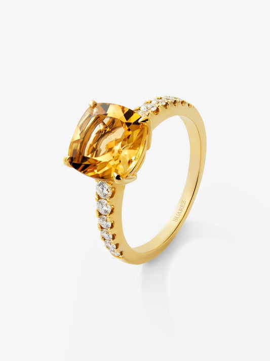 Anillo de oro amarillo de 18K con cuarzo citrino en talla cushion de 2,7 cts y 12 diamantes en talla brillante con un total de 0,3 cts
