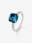 Anillo de oro blanco de 18K con topacio azul london en talla cushion de 3,8 cts y 12 diamantes en talla brillante con un total de 0,29 cts