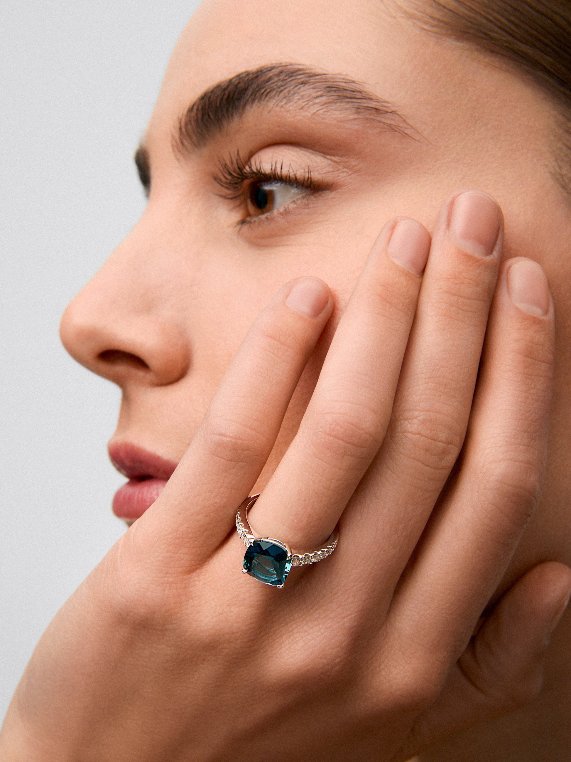 Anillo de oro blanco de 18K con topacio azul london en talla cushion de 3,8 cts y 12 diamantes en talla brillante con un total de 0,29 cts