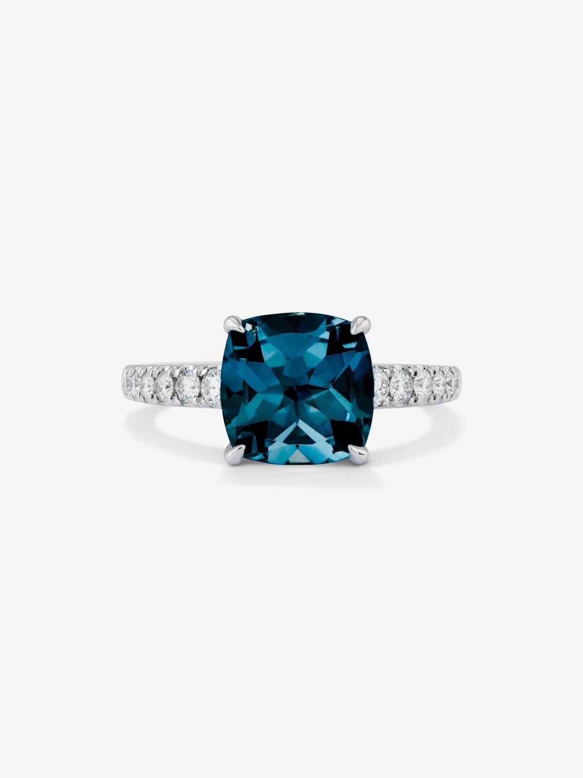 Anillo de oro blanco de 18K con topacio azul london en talla cushion de 3,8 cts y 12 diamantes en talla brillante con un total de 0,29 cts