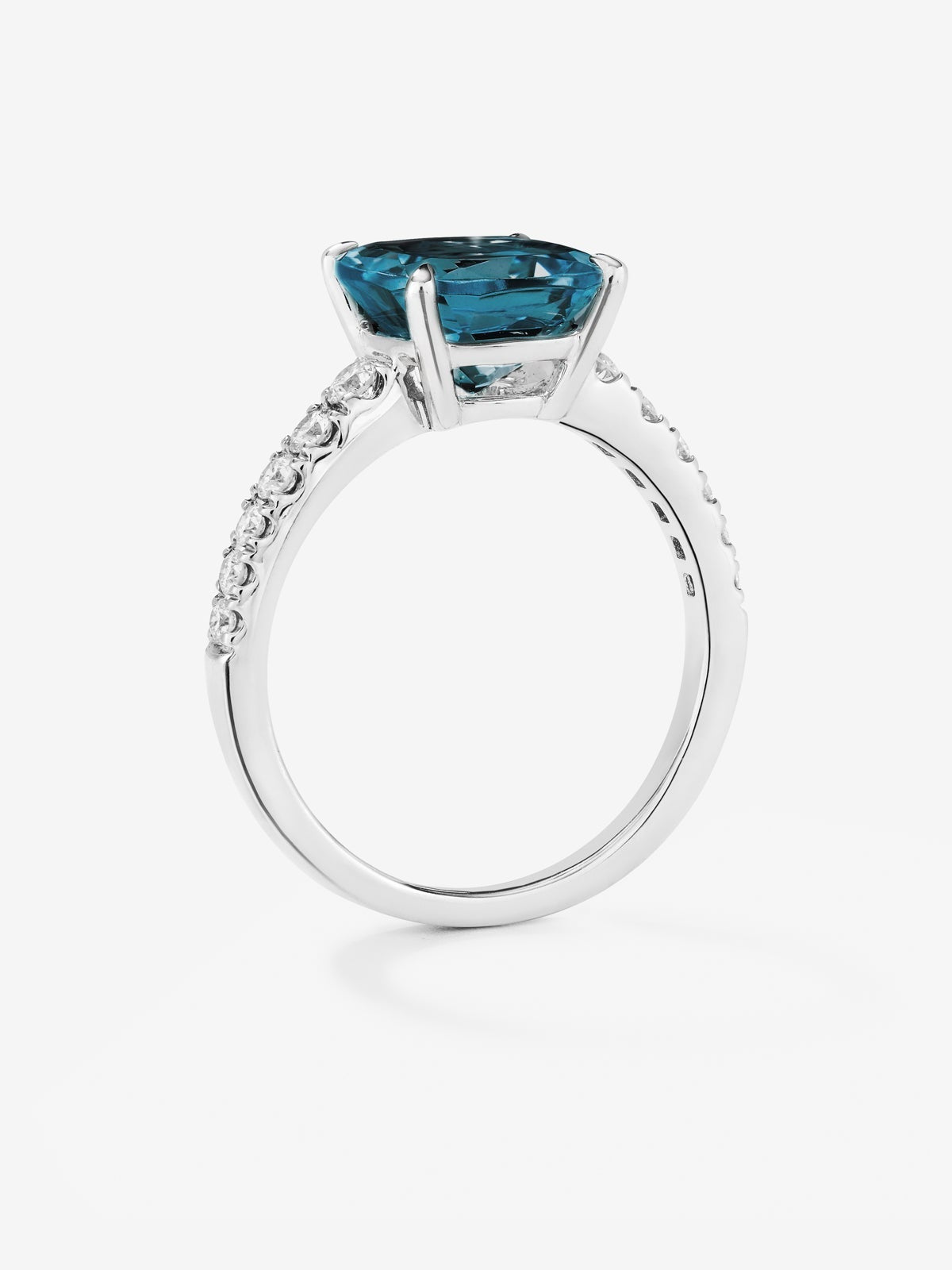 Anillo de oro blanco de 18K con topacio azul london en talla cushion de 3,8 cts y 12 diamantes en talla brillante con un total de 0,29 cts