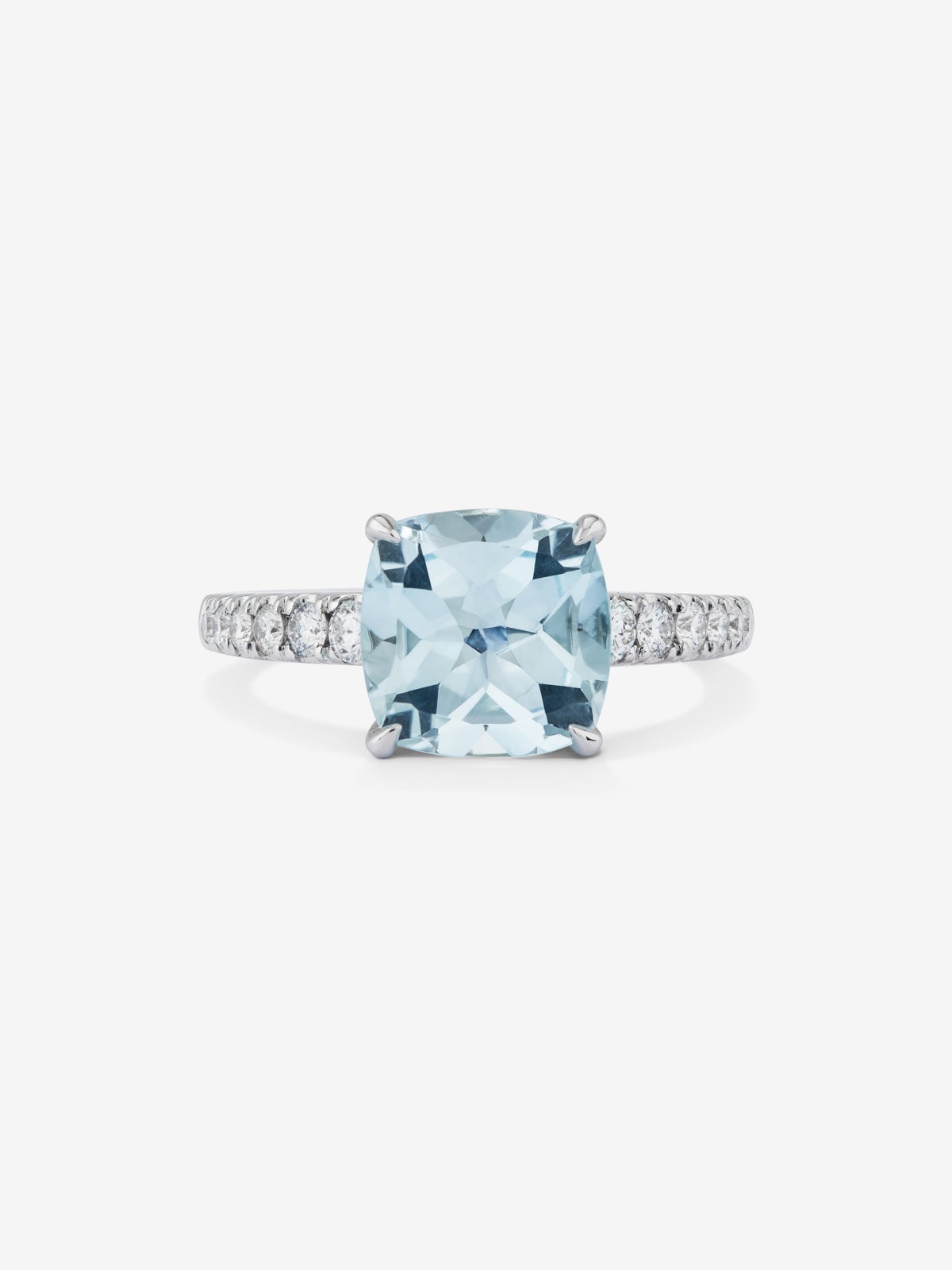Anillo de oro blanco de 18K con topacio azul sky en talla cushion de 3,72 cts y 12 diamantes en talla brillante con un total de 0,3 cts