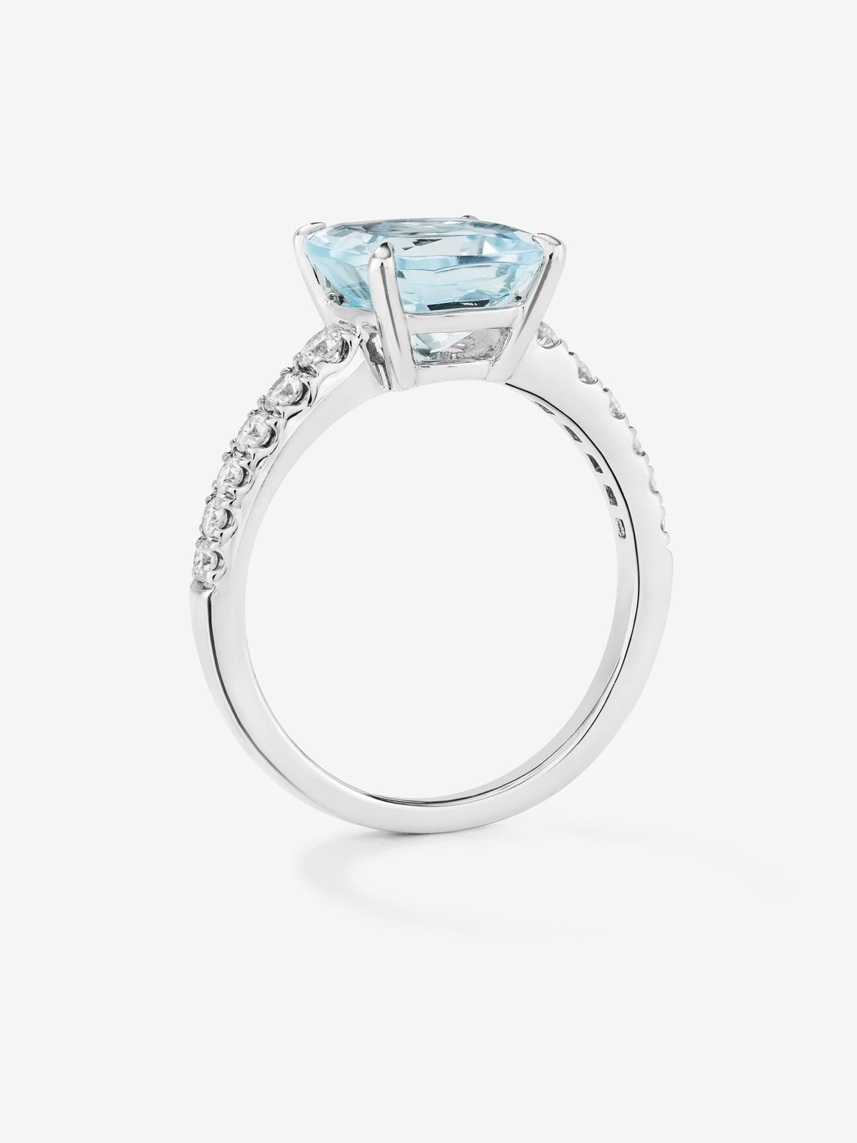 Anillo de oro blanco de 18K con topacio azul sky en talla cushion de 3,72 cts y 12 diamantes en talla brillante con un total de 0,3 cts