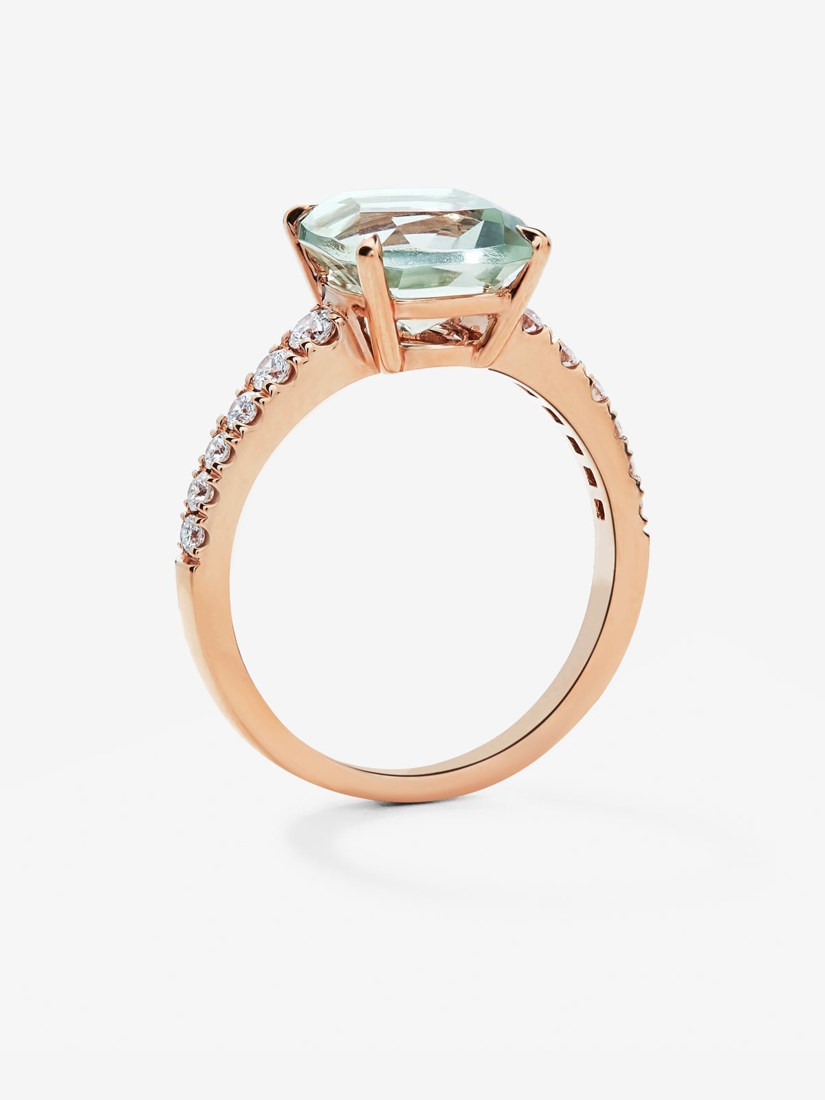 Anillo de oro rosa de 18K con amatista verde en talla cushion de 2,68 cts y 12 diamantes en talla brillante con un total de 0,29 cts