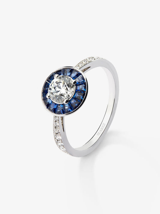 Anillo de oro blanco de 18K con zafiros azules en talla trapecio de 0,67 cts y diamantes en talla brillante de 0,88 cts