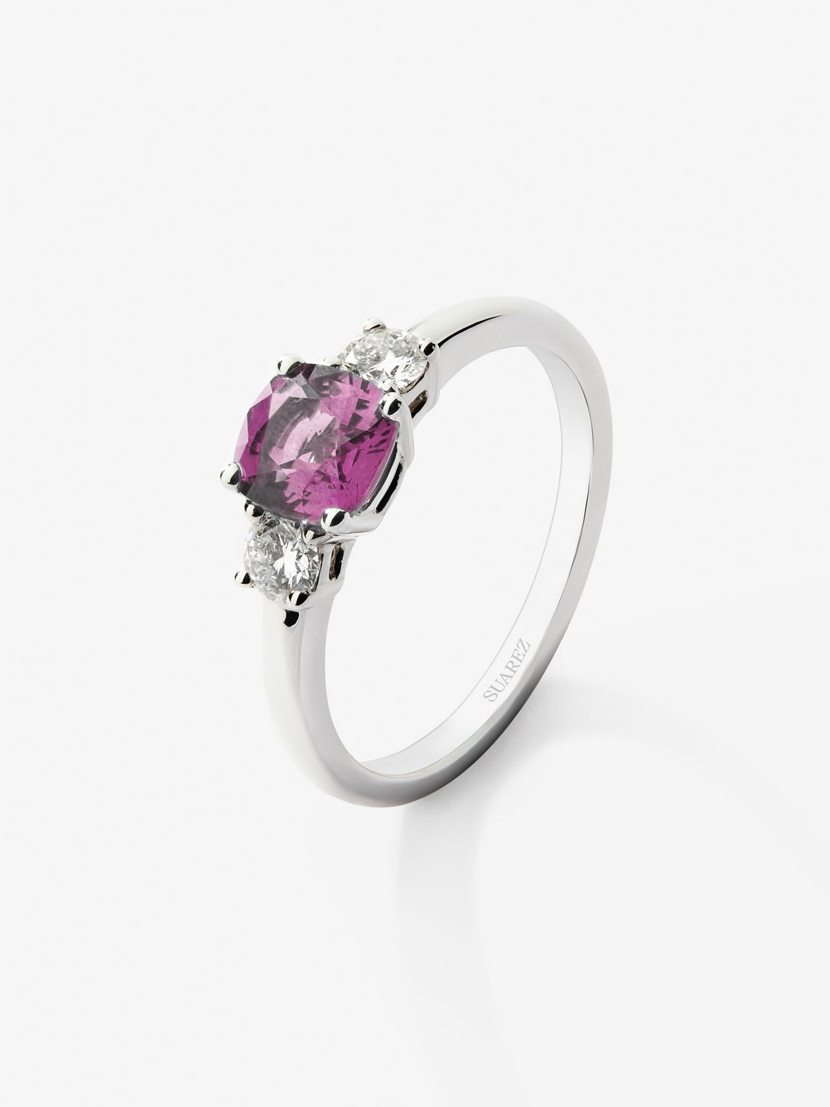 Anillo tresillo de oro blanco de 18K con zafiro rosa en talla cushion de 1,21 cts y 2 diamantes en talla brillante con un total de 0,3 cts