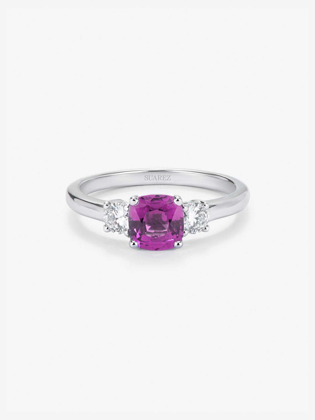 Anillo tresillo de oro blanco de 18K con zafiro rosa en talla cushion de 1,21 cts y 2 diamantes en talla brillante con un total de 0,3 cts