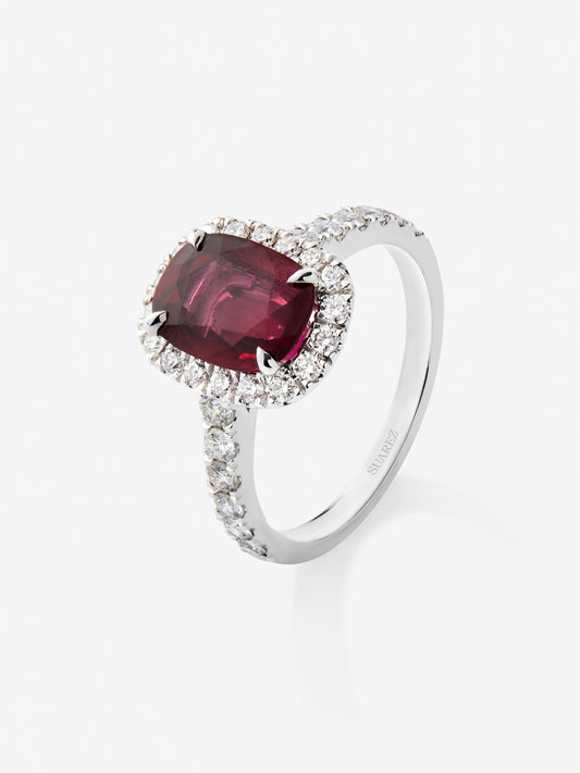 Anillo de oro blanco de 18K con rubí en talla cushion de 2,04 cts y diamantes en talla brillante de 0,612 ct