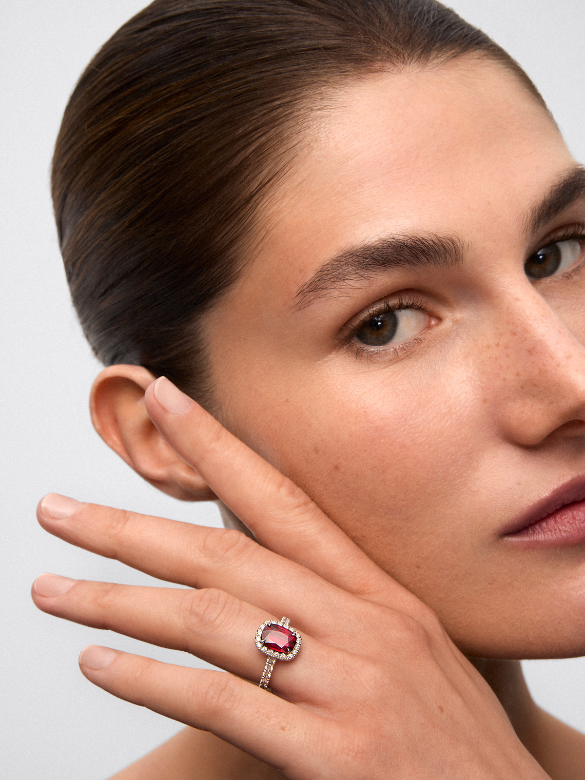 Anillo de oro blanco de 18K con rubí en talla cushion de 2,04 cts y diamantes en talla brillante de 0,612 ct